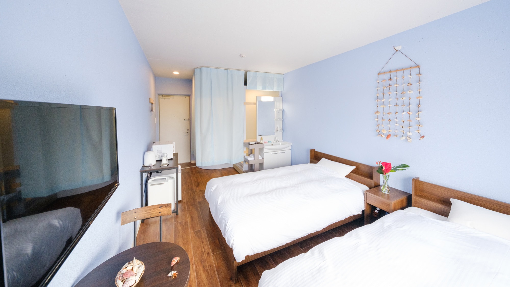 Equipped with TV, microwave, kettle, shower room, bathroom, and toilet