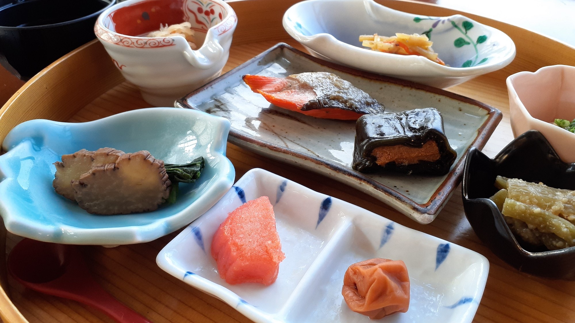 ■An example of breakfast｜Zaisho pickles, sockeye salmon, herring kelp rolls, cod roe, pickled plums, etc.