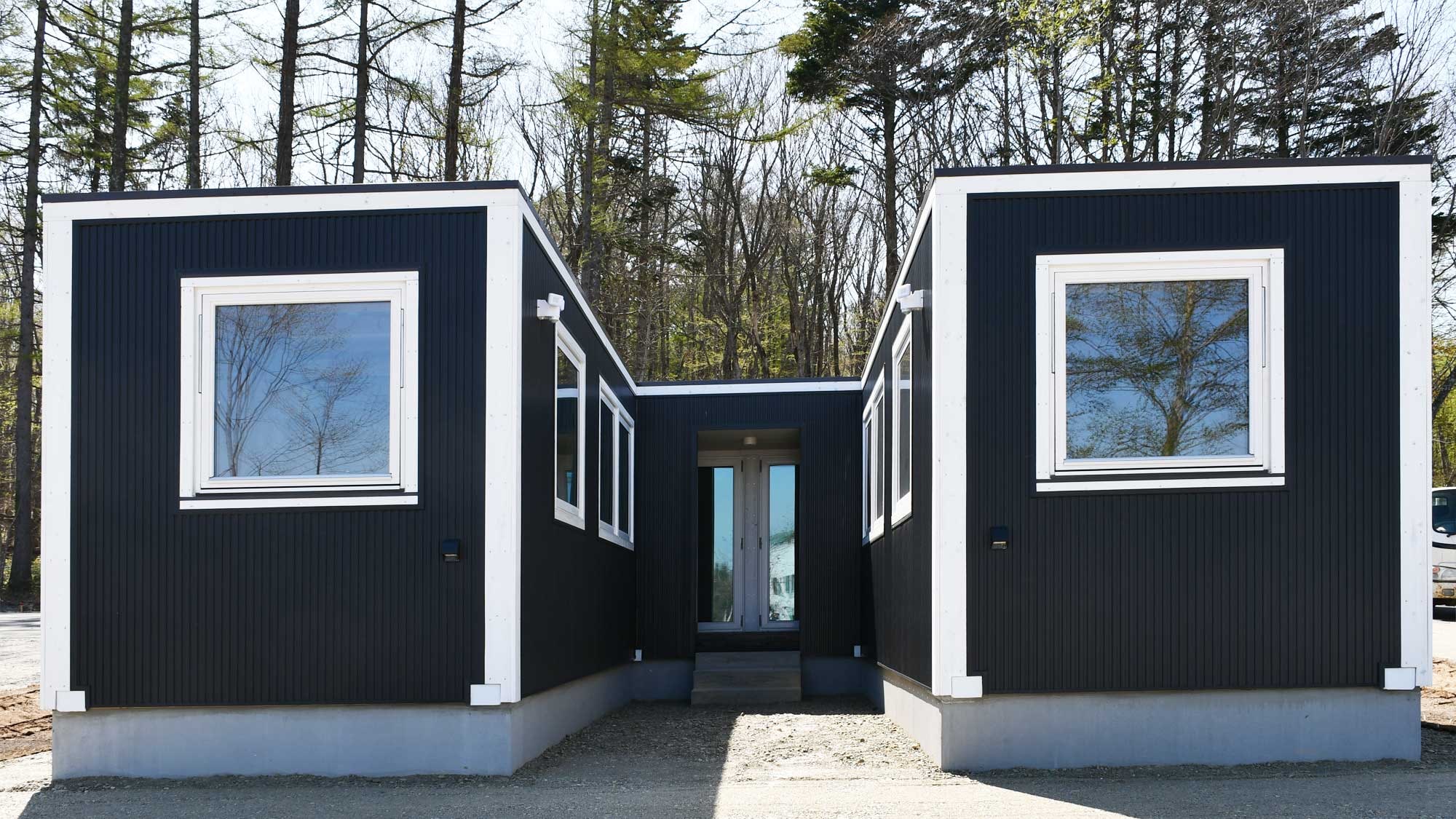 [Moving House] A room available for rent in a mobile wooden house.
