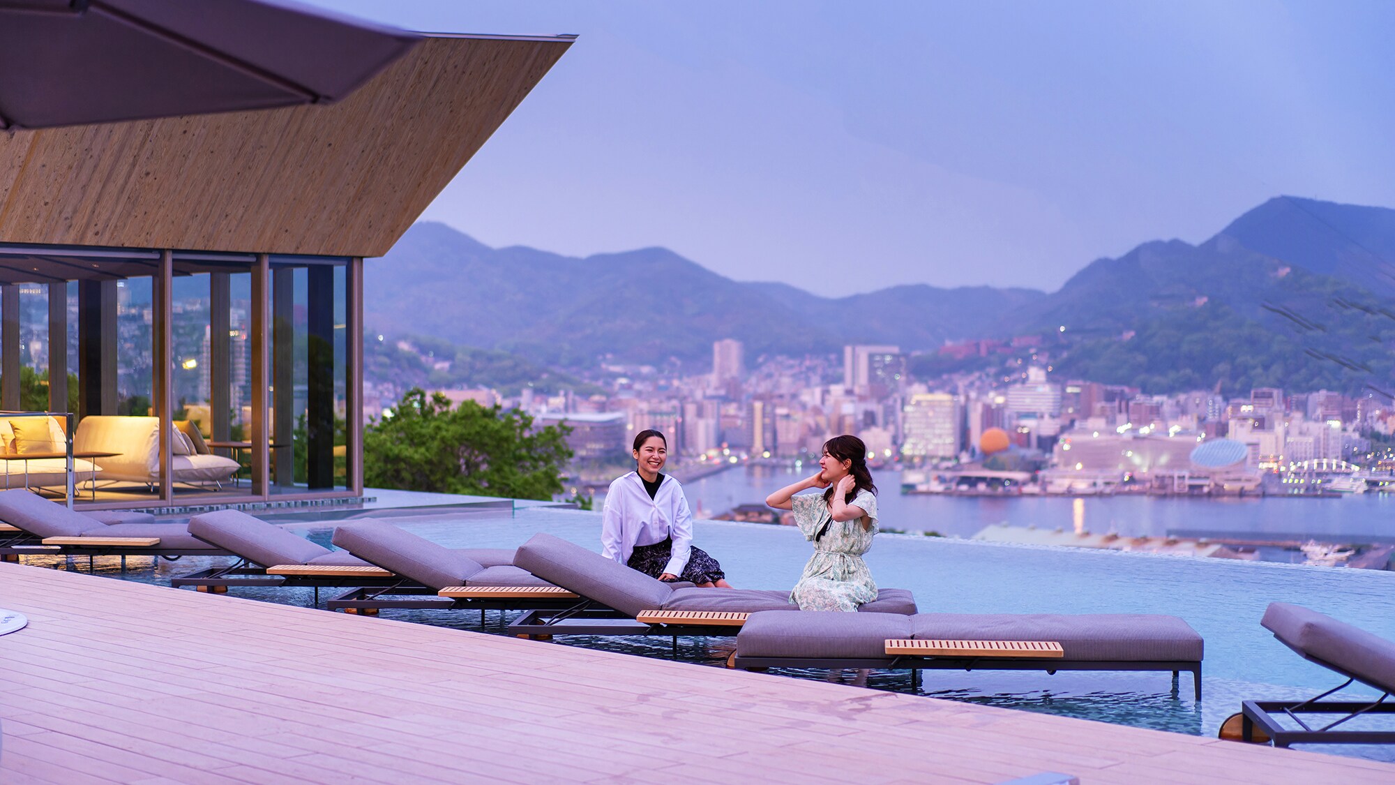 ■Newly opened in April 2011■ [Infinity Pool Area] A panoramic view of Nagasaki cityscape and its night view from the middle of Mount Inasa