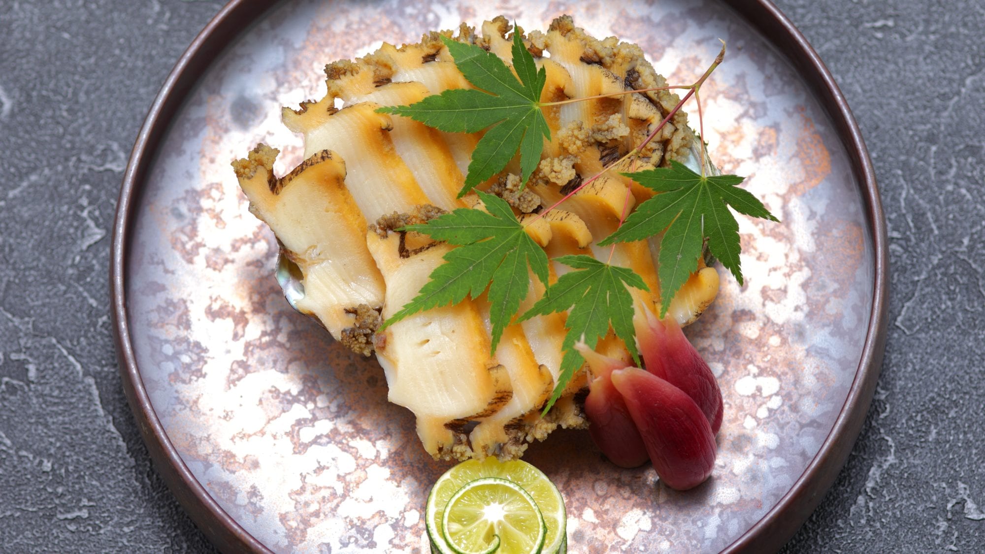 Thực đơn kaiseki sáng tạo thay đổi hàng tháng, với các nguyên liệu theo mùa được lựa chọn kỹ lưỡng và từng món ăn được chế biến tỉ mỉ.