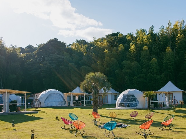 Dome tent glamping exterior