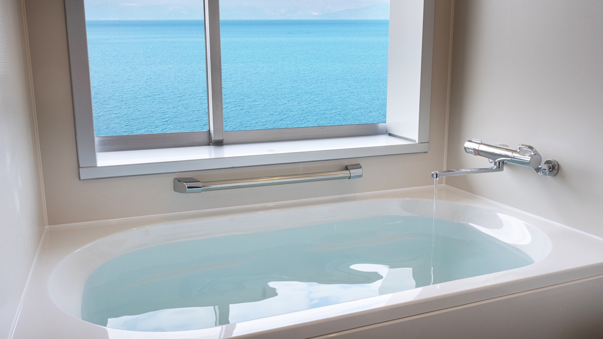 Deluxe room with view bath