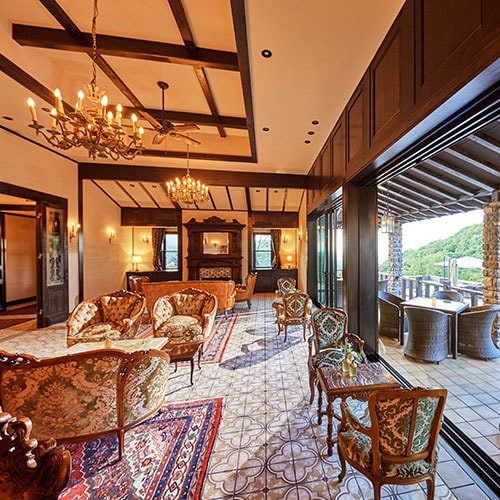 The shared space is antique-style, with soft-colored interiors, creating an elegant space where you can relax and unwind.