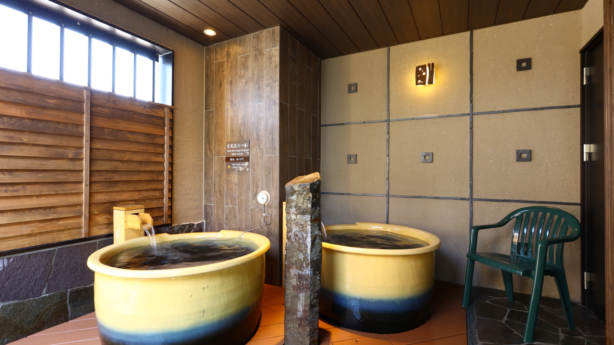 [Natural hot spring large communal bath / boys] Open-air pot bath (hot water temperature: approx. 41 ° C to 42 ° C)