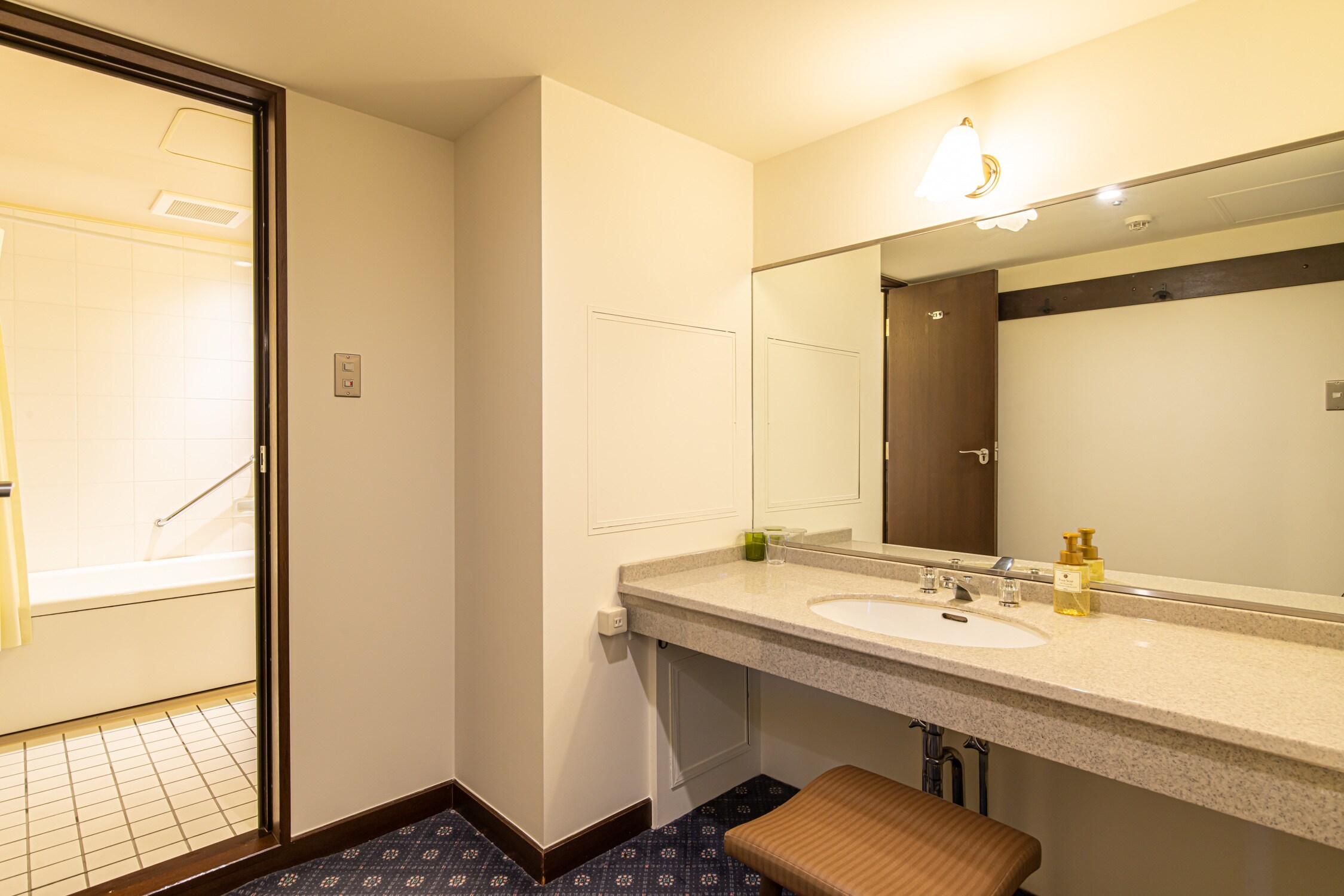 Deluxe twin room powder room