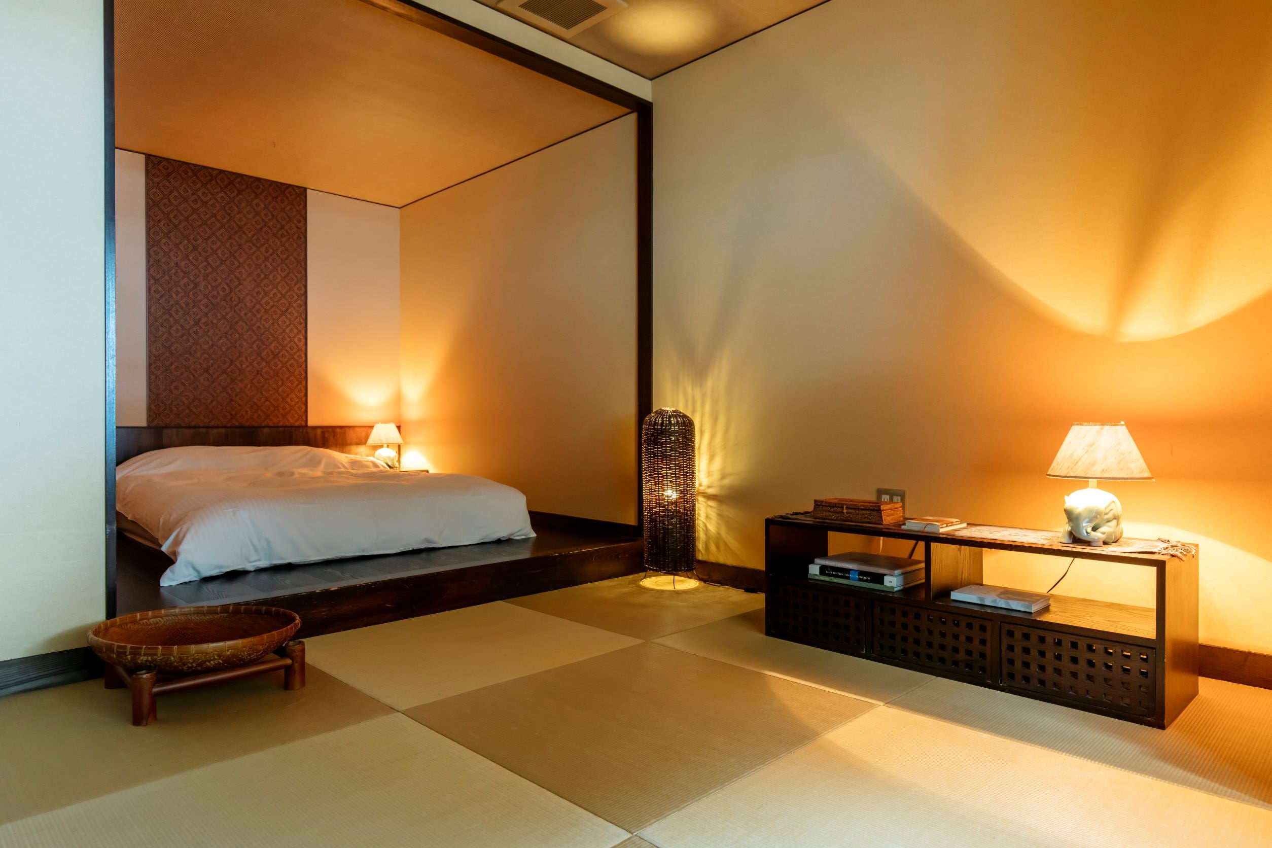 [Japanese-Western style room] Recommended for couples traveling together.