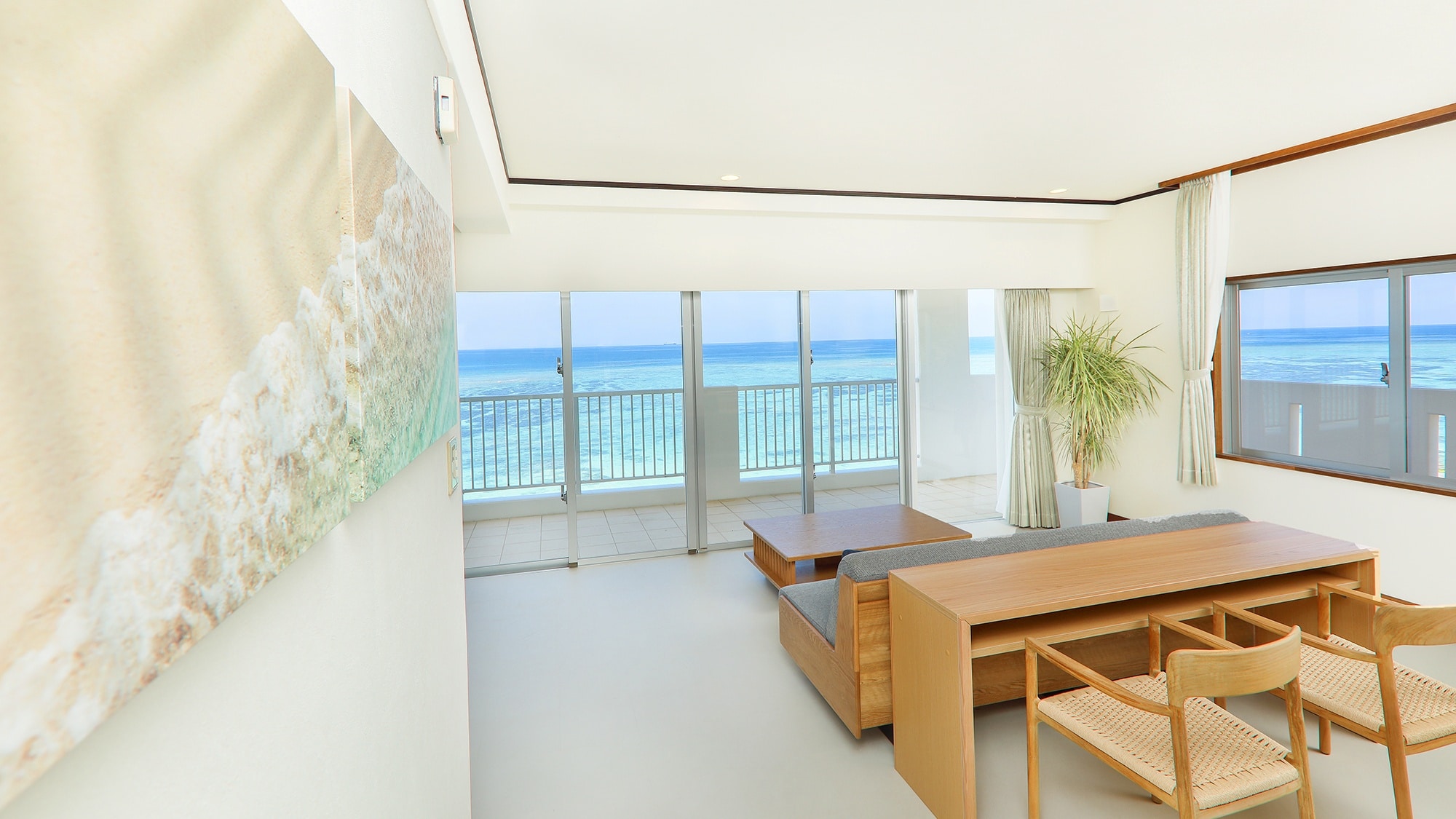 *[Casual 3LDK] A luxurious view overlooking the sea from the living room.