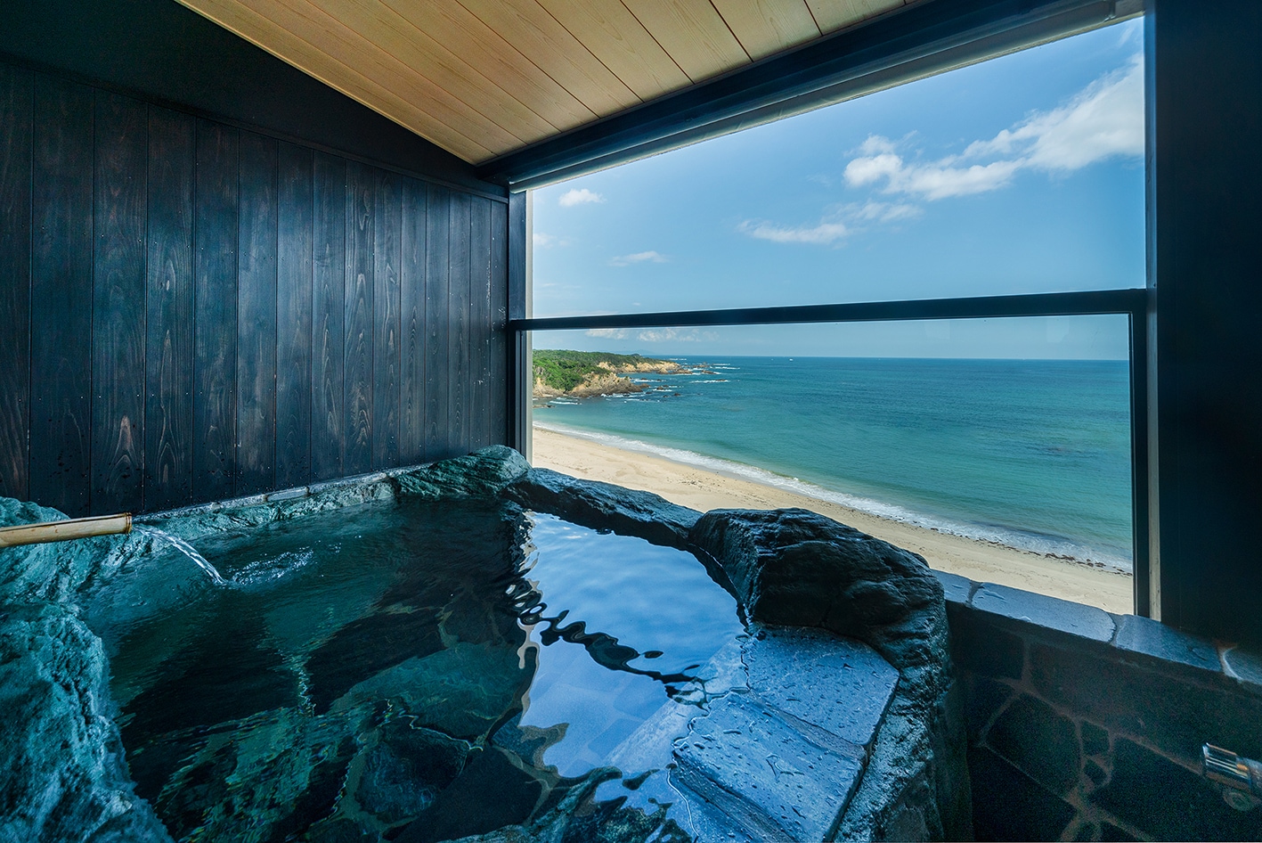 Room 808. A guest room with a semi-open-air bath.