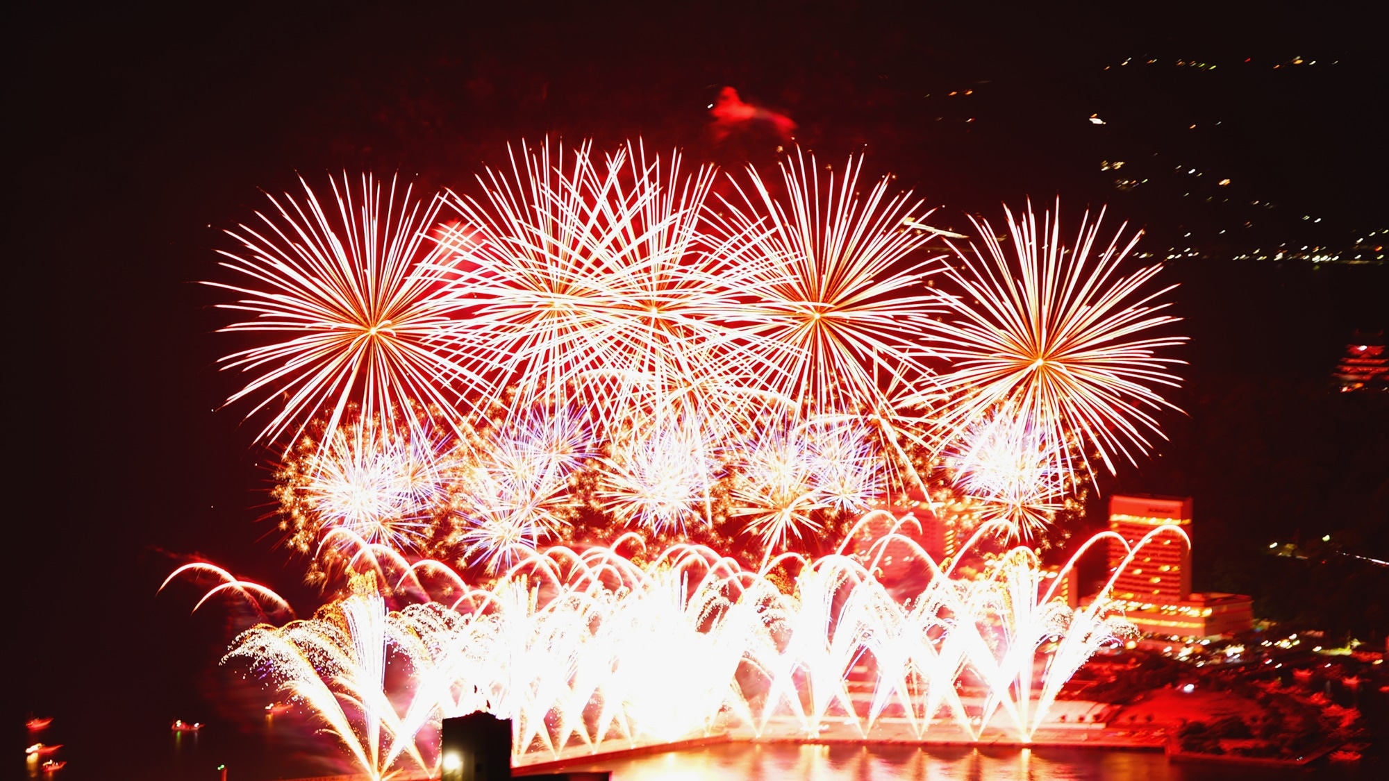 Atami Seaside Fireworks Festival: Looking down from a resort in the sky / A slightly different kind of fireworks display than usual