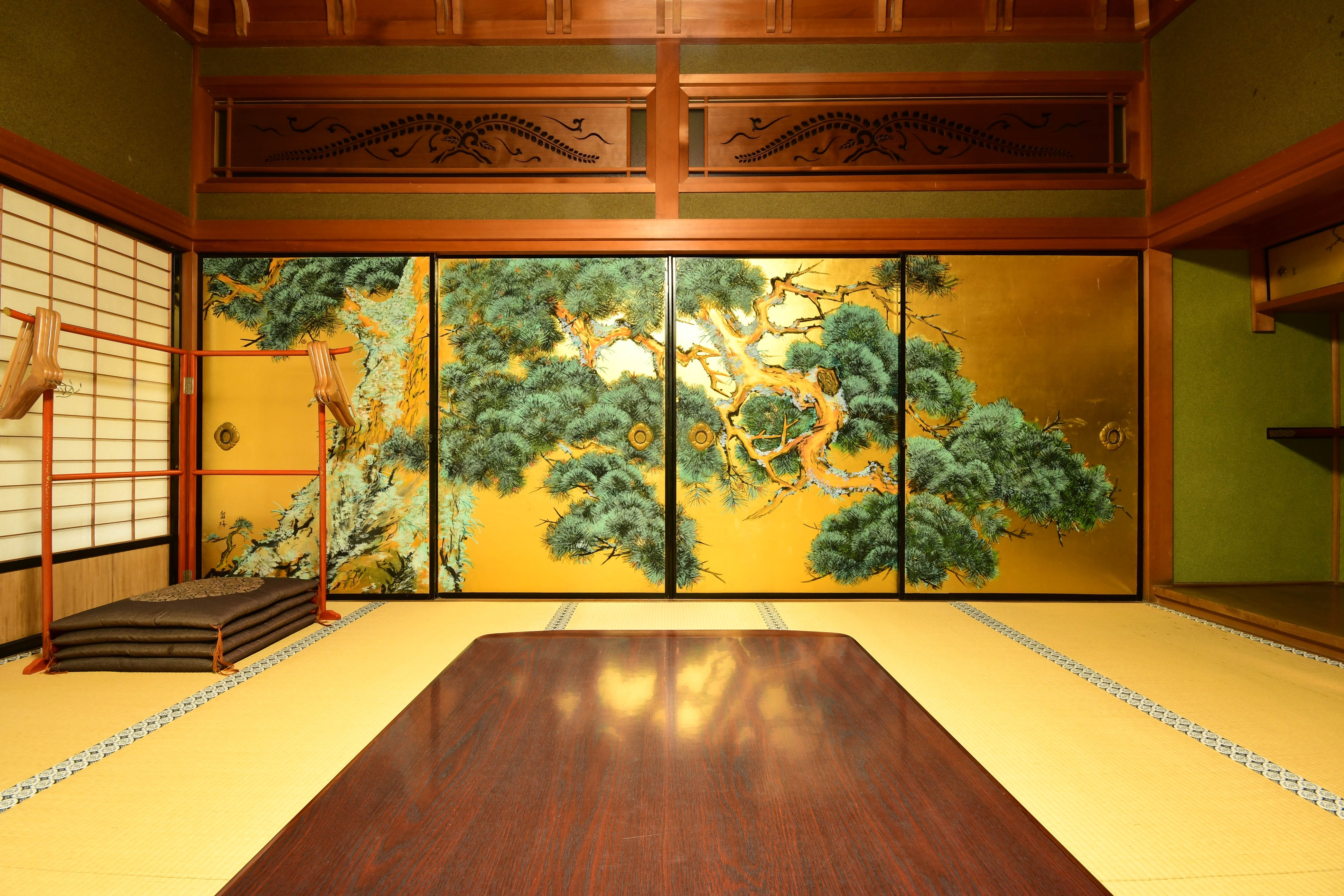 Một ví dụ về phòng kiểu Nhật rộng 12,5 tatami với cửa trượt mạ vàng