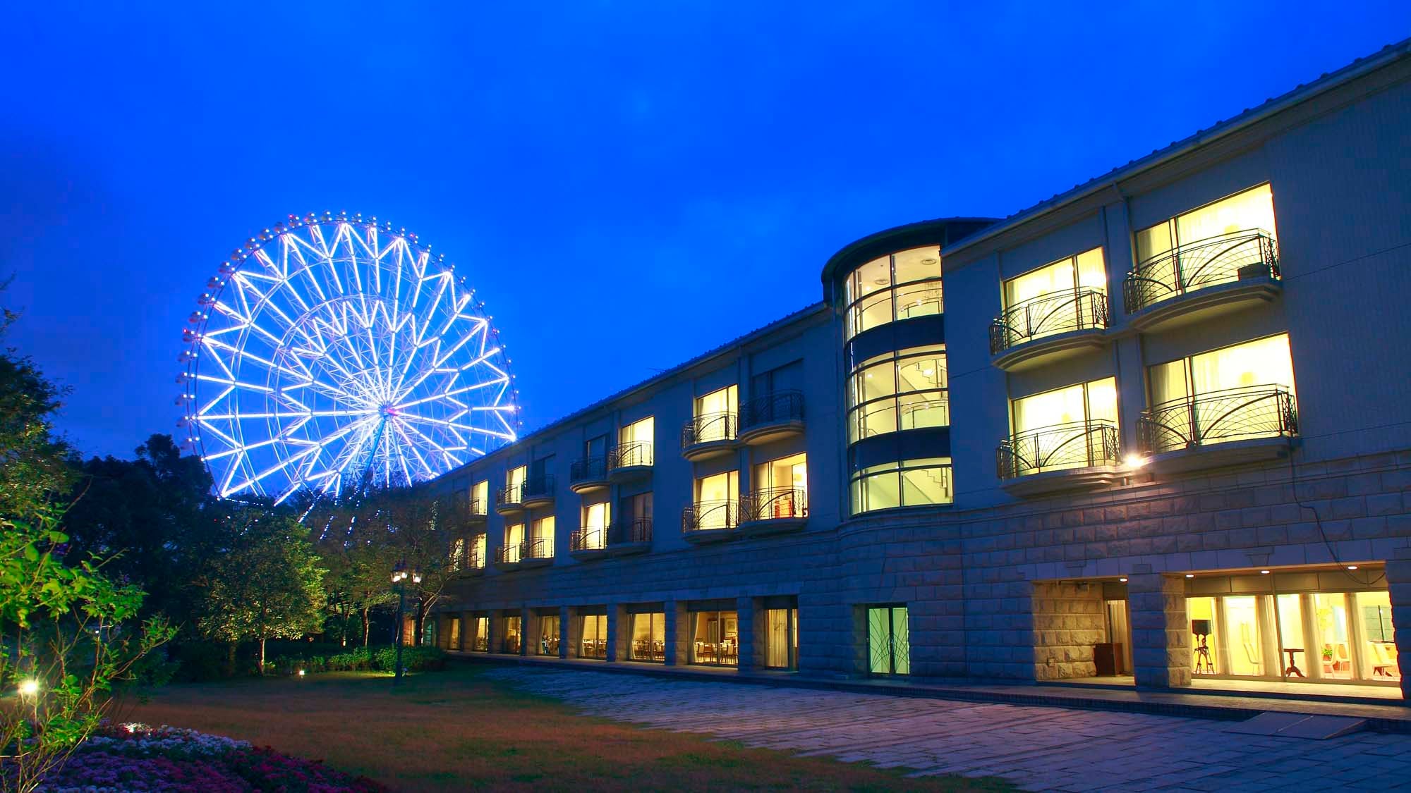 [Hotel exterior] Ferris wheel from the hotel courtyard