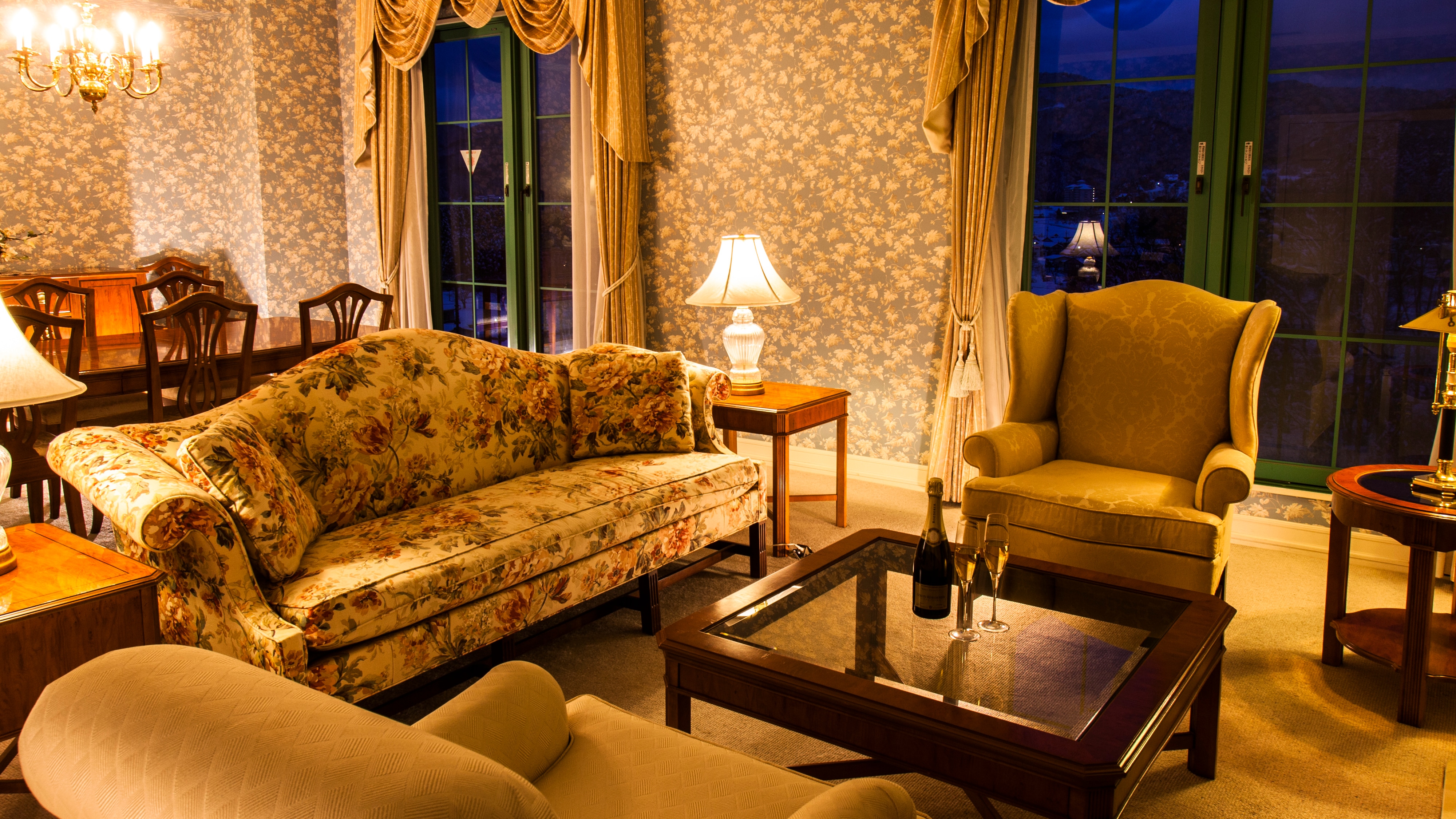 [Blue Ridge Suite] Living room night image