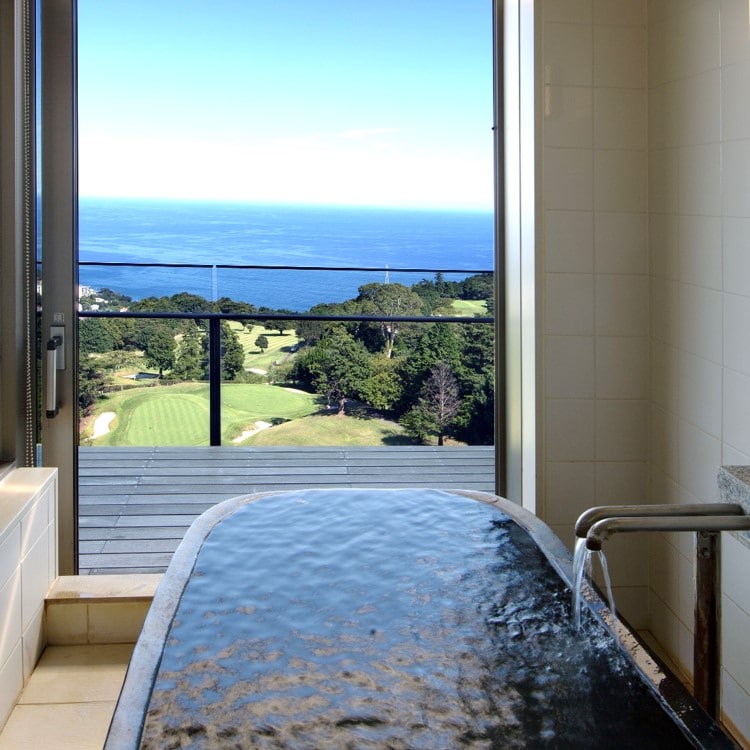 Guest room semi-open-air bath