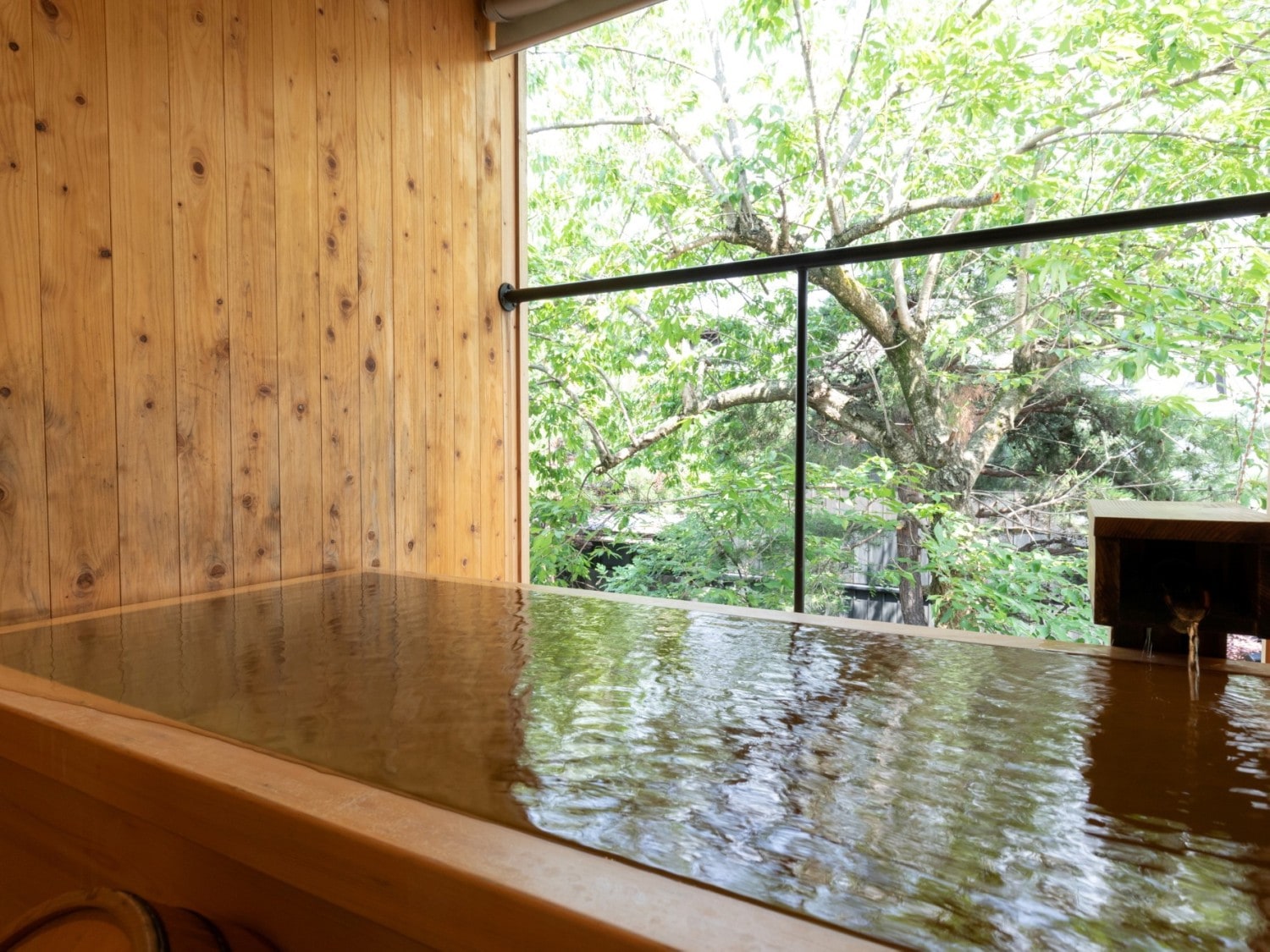 [KURA07] The open-air bath is cypress. Overlooking the courtyard in front of you and looking at the big cherry blossom trees