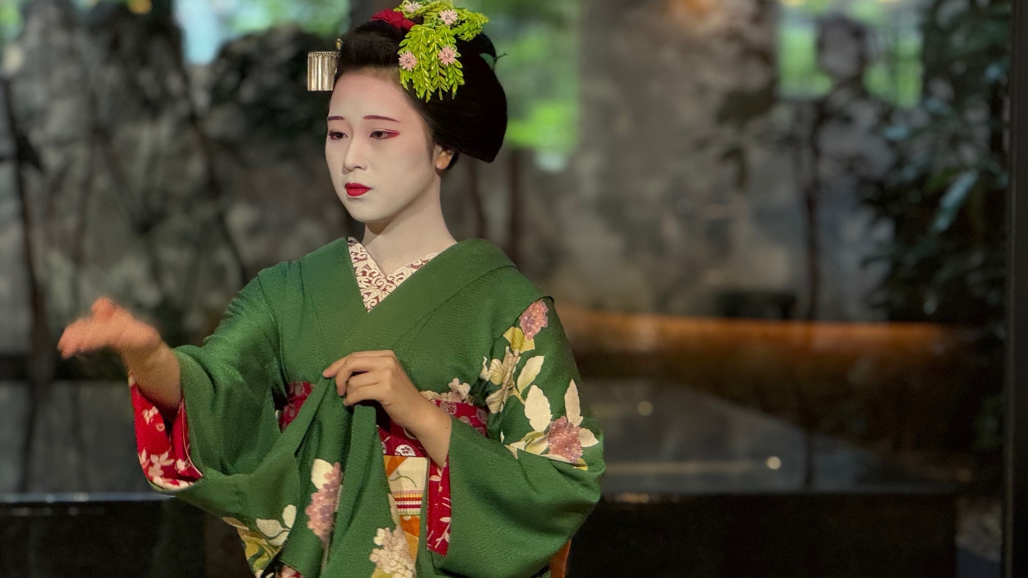 宮川町にあるお茶屋「湊家」さんから舞妓さんをお招きして京舞披露と撮影会。16：50～17：10