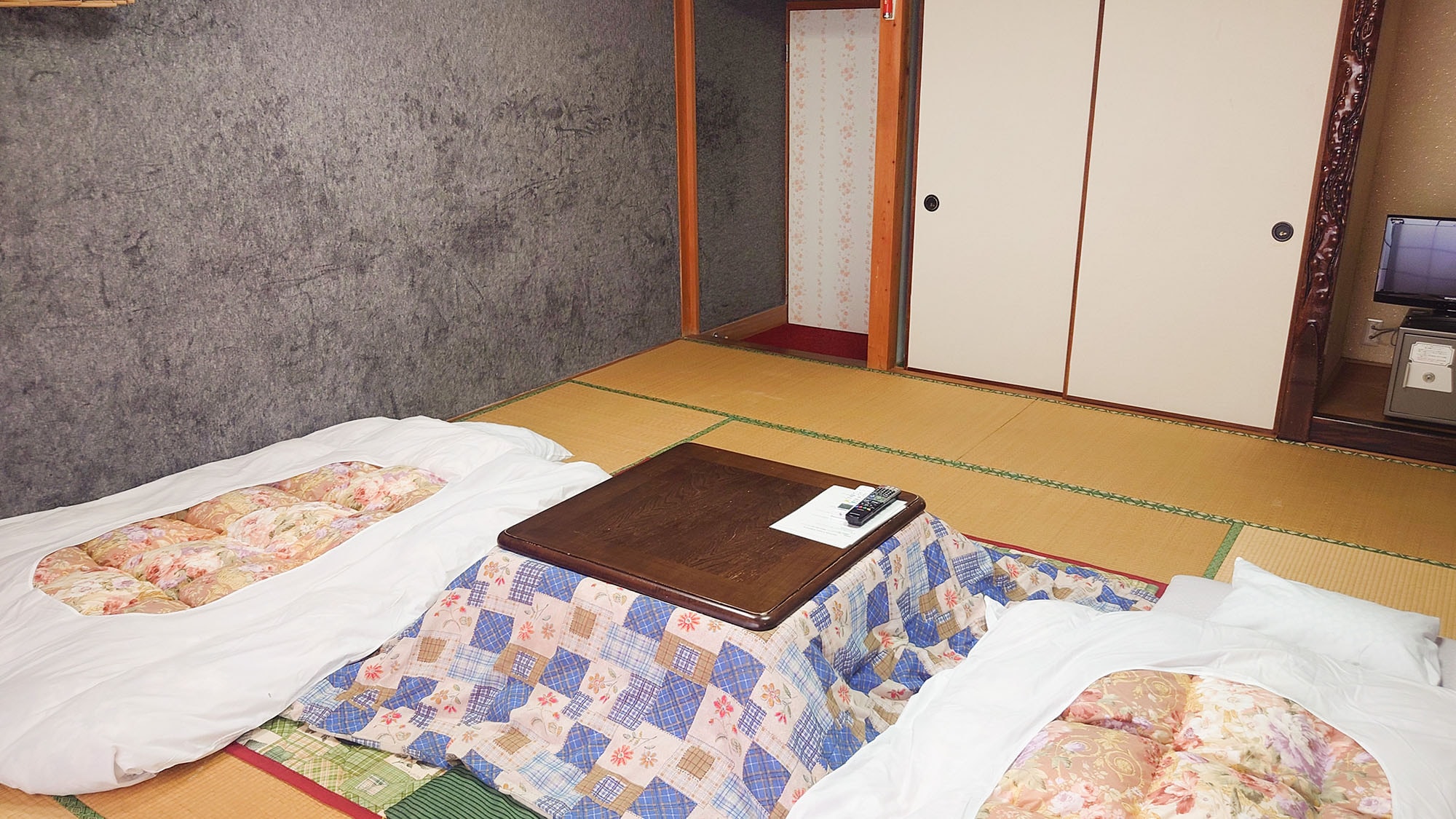 ・[8张榻榻米日式房间] 寒冷季节提供被炉桌。请您放松身心，缓解旅途疲劳。