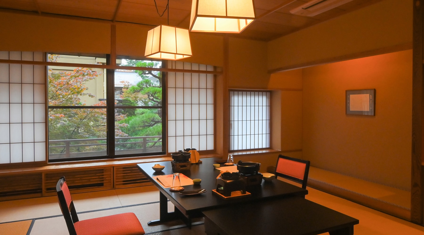 5명까지의 개인실 식사처 「상(오모이)」 창으로부터는 세련된 정원을