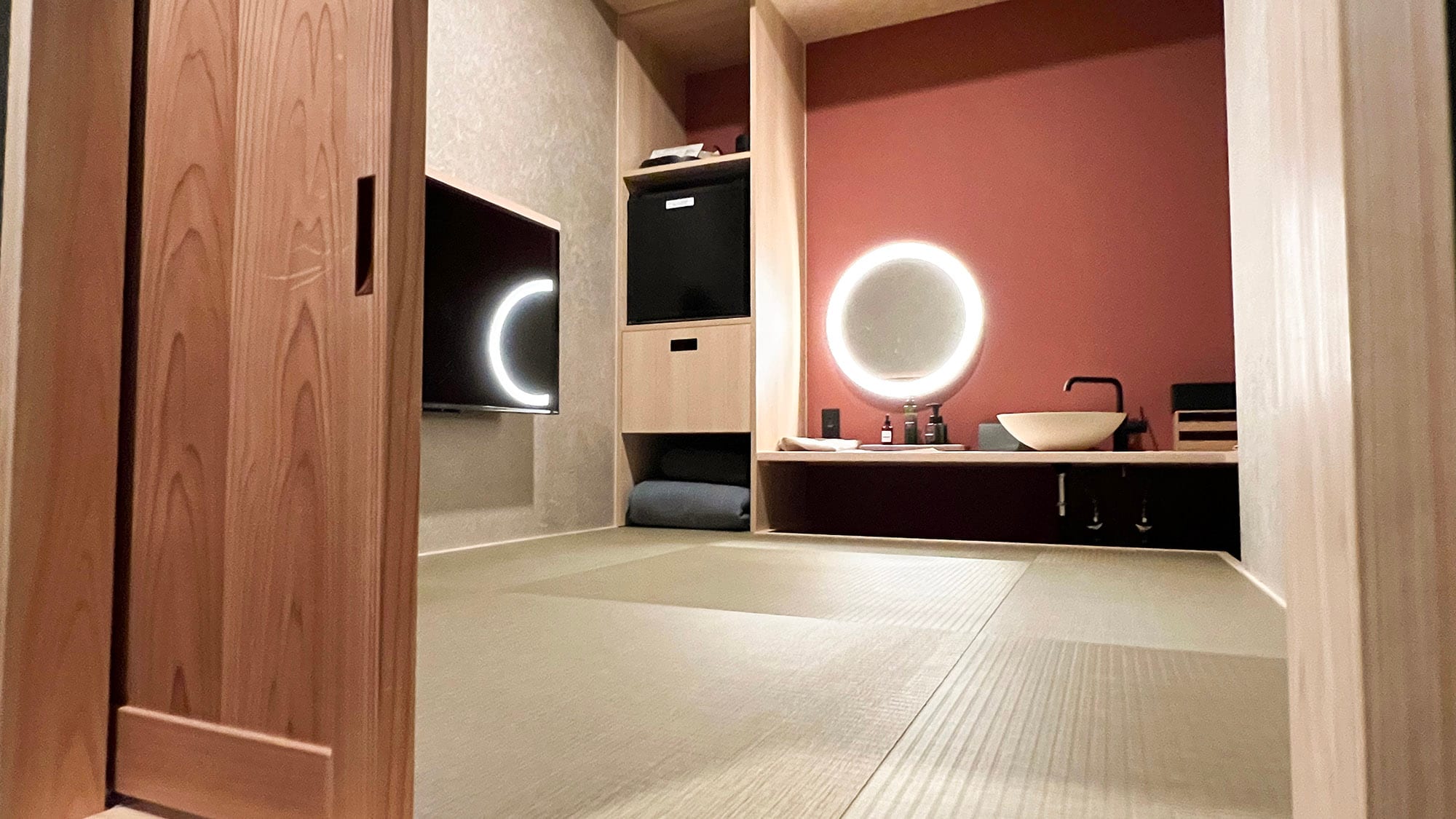 ・[Tomon/Soun/Bedroom] A Japanese-style room modeled after a tea room. The mirror reminiscent of an enso (circle shape) creates a sophisticated atmosphere.