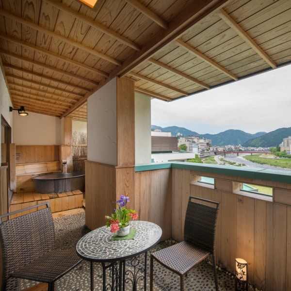 Guest room with open-air bath "Small River Sounds"