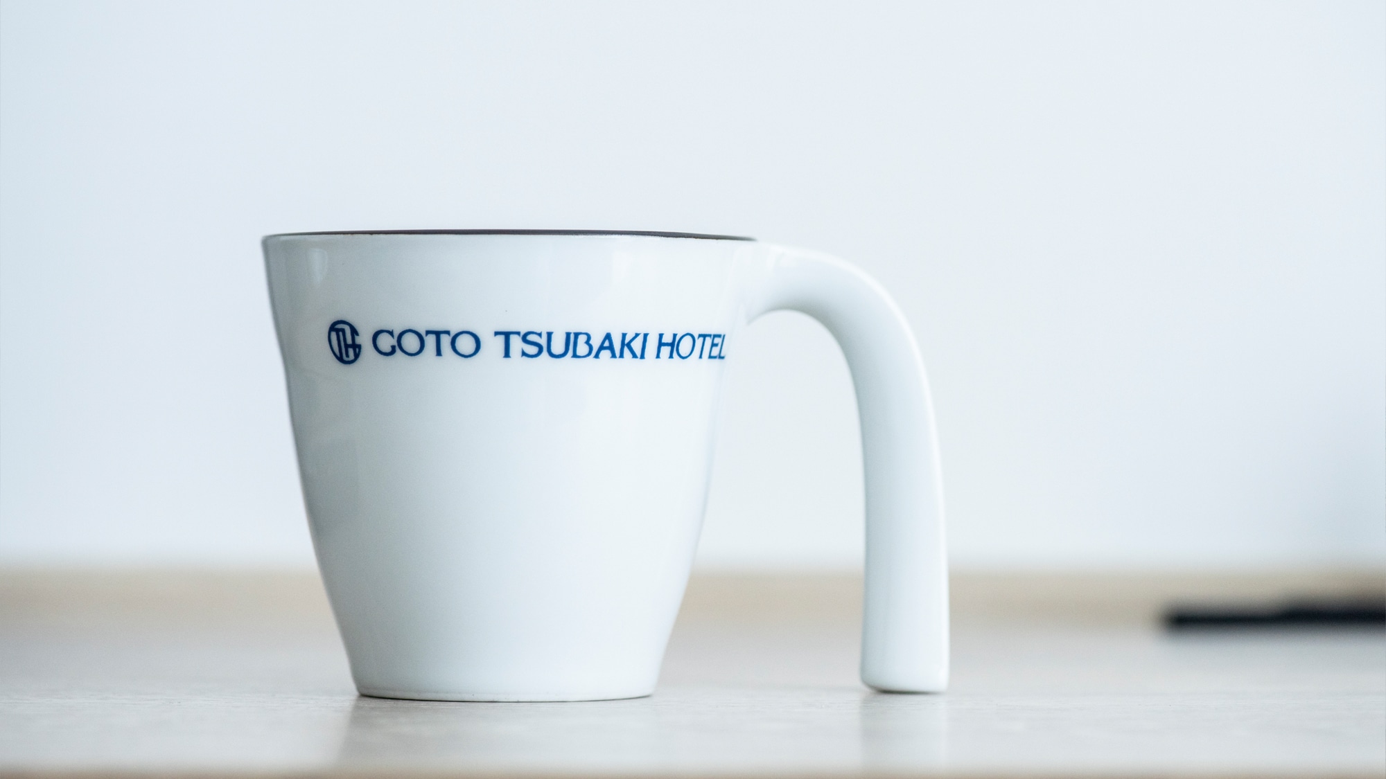 Gelas mug original dengan logo hotel