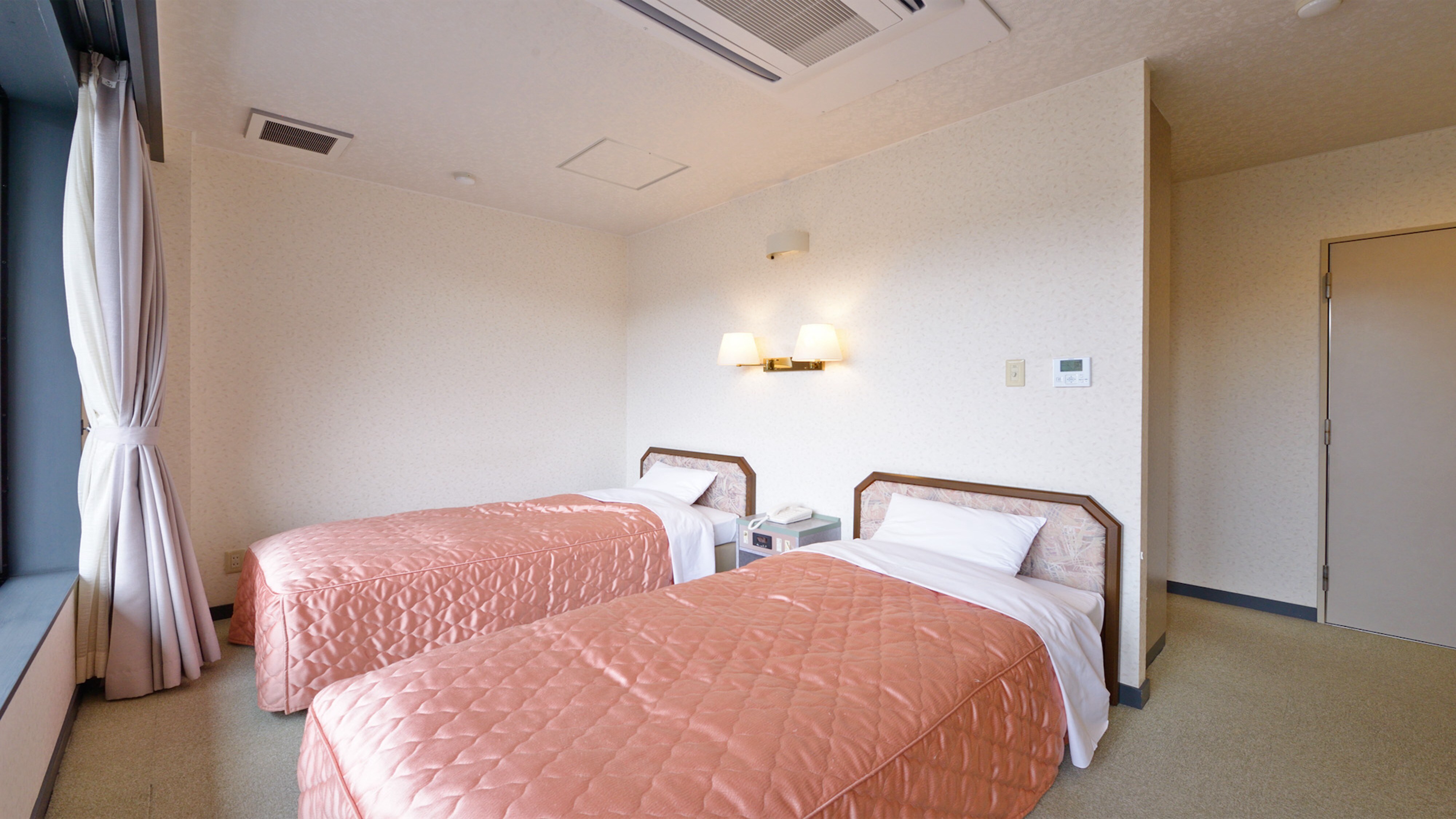Western-style twin room