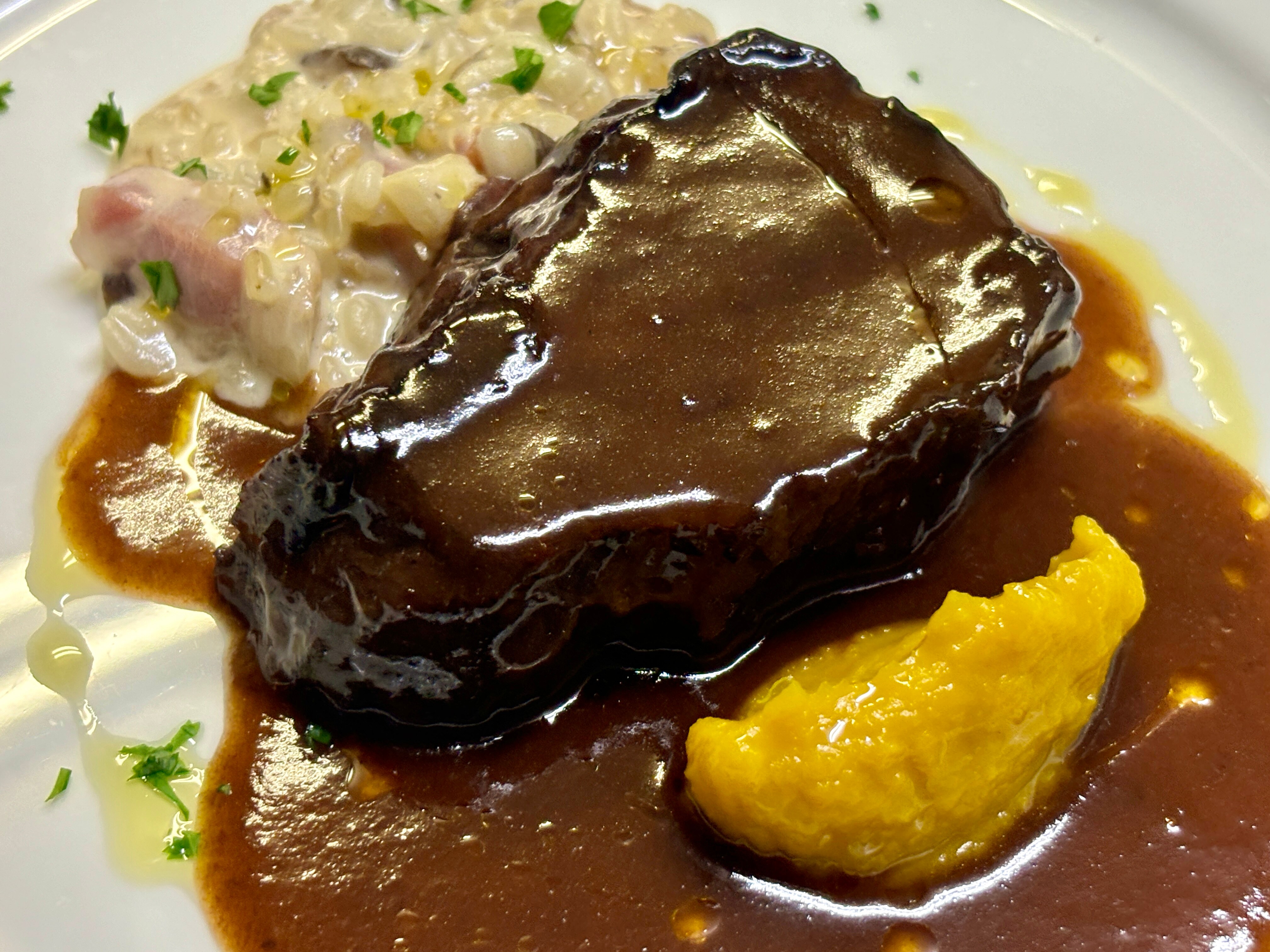 長萩和牛の赤ワイン煮込み　自家農園かぼちゃのピューレ