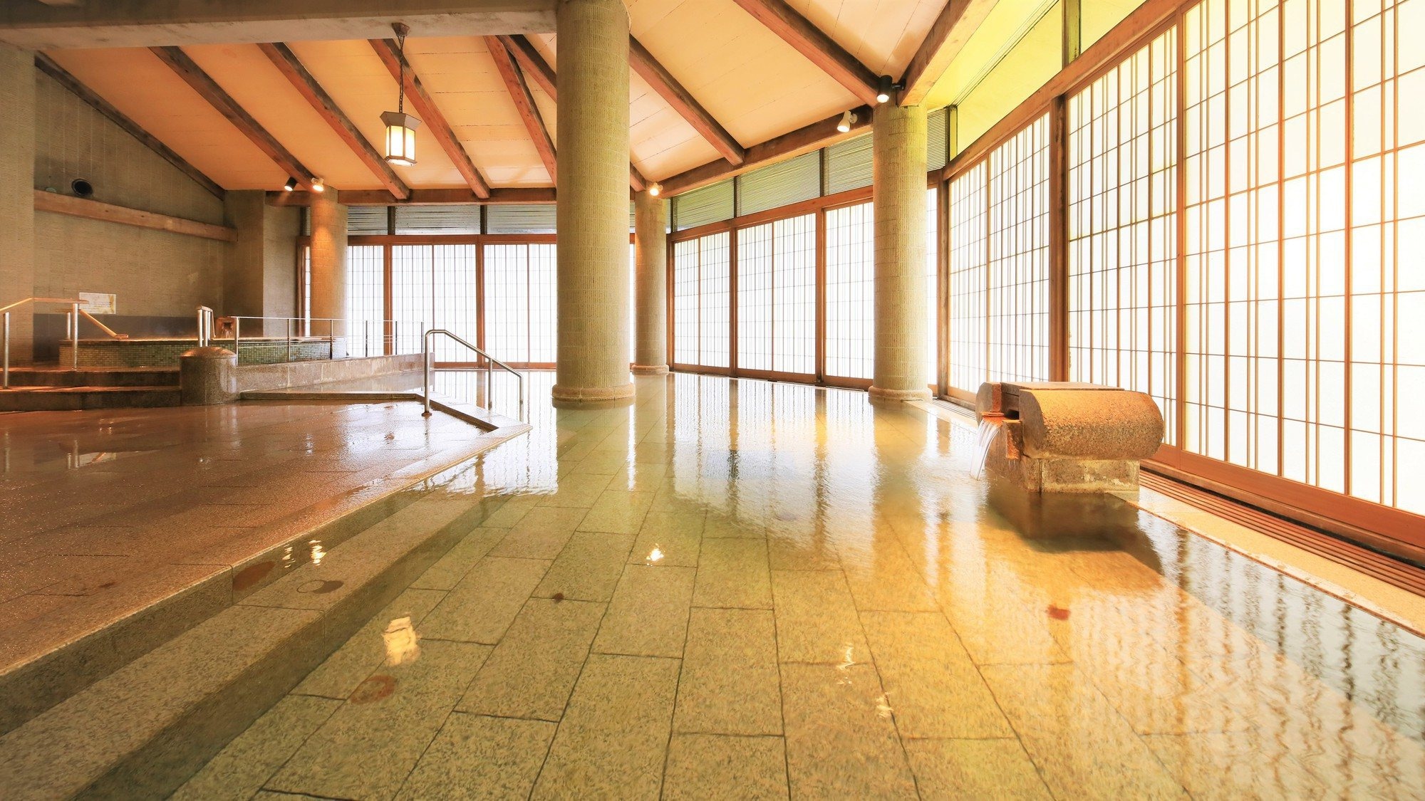 [3rd floor large bath, Rakuzan] Relax and unwind in the spacious bath.