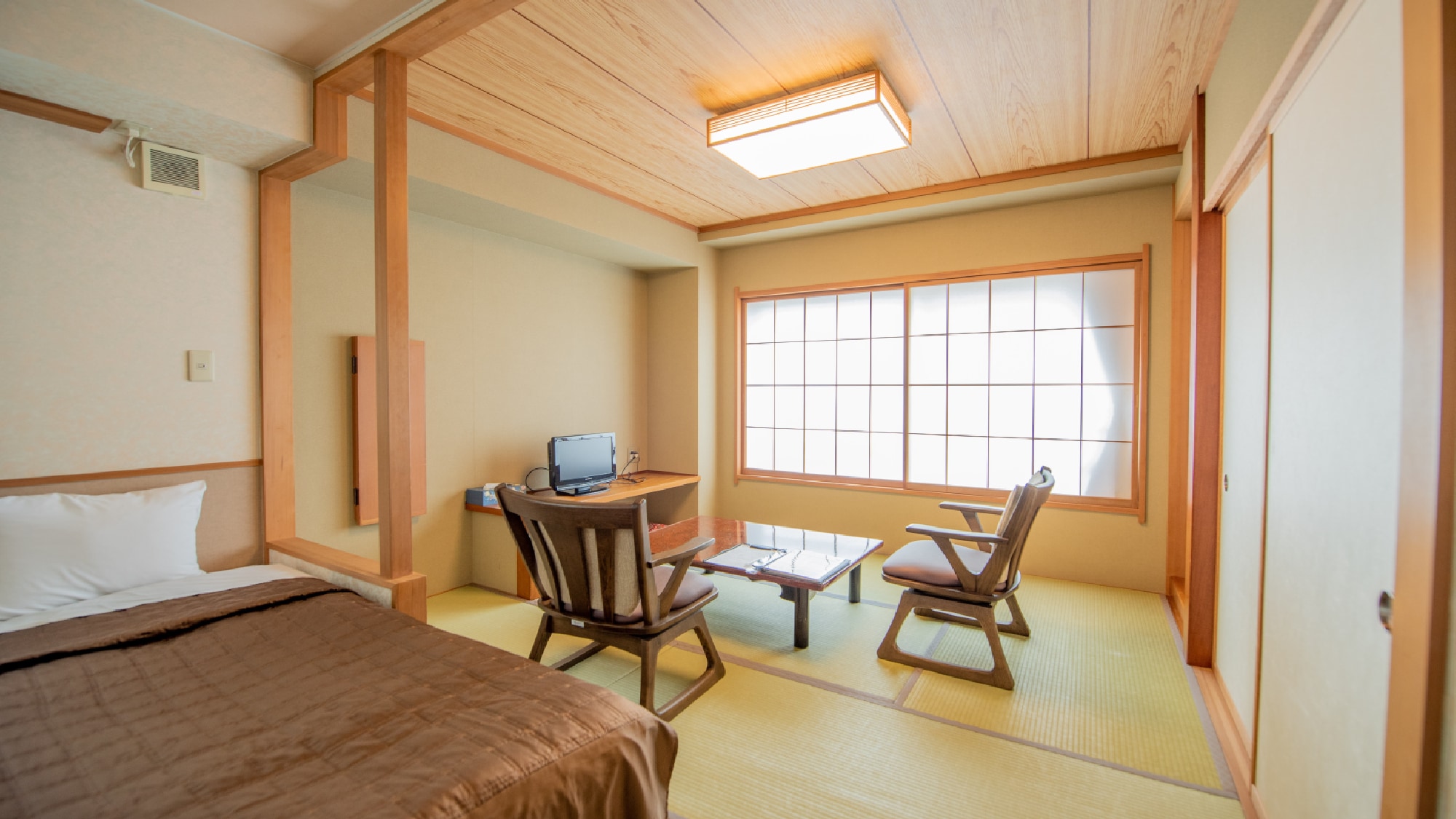 ・Barrier-free room “Toki no Ma” Japanese-style room 4.5 tatami mats + bedroom 4 tatami mats