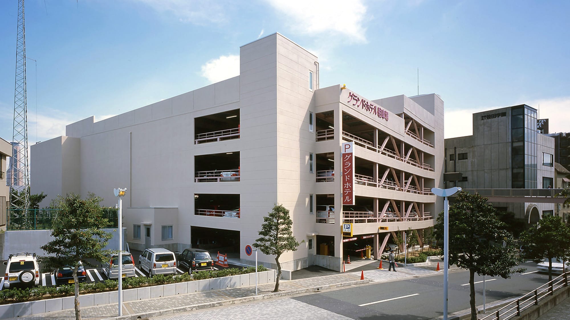 ■ Multi-storey car park (free / 300 cars) You can enter and exit 24 hours a day during your stay. We will give you a free parking ticket at the front desk.
