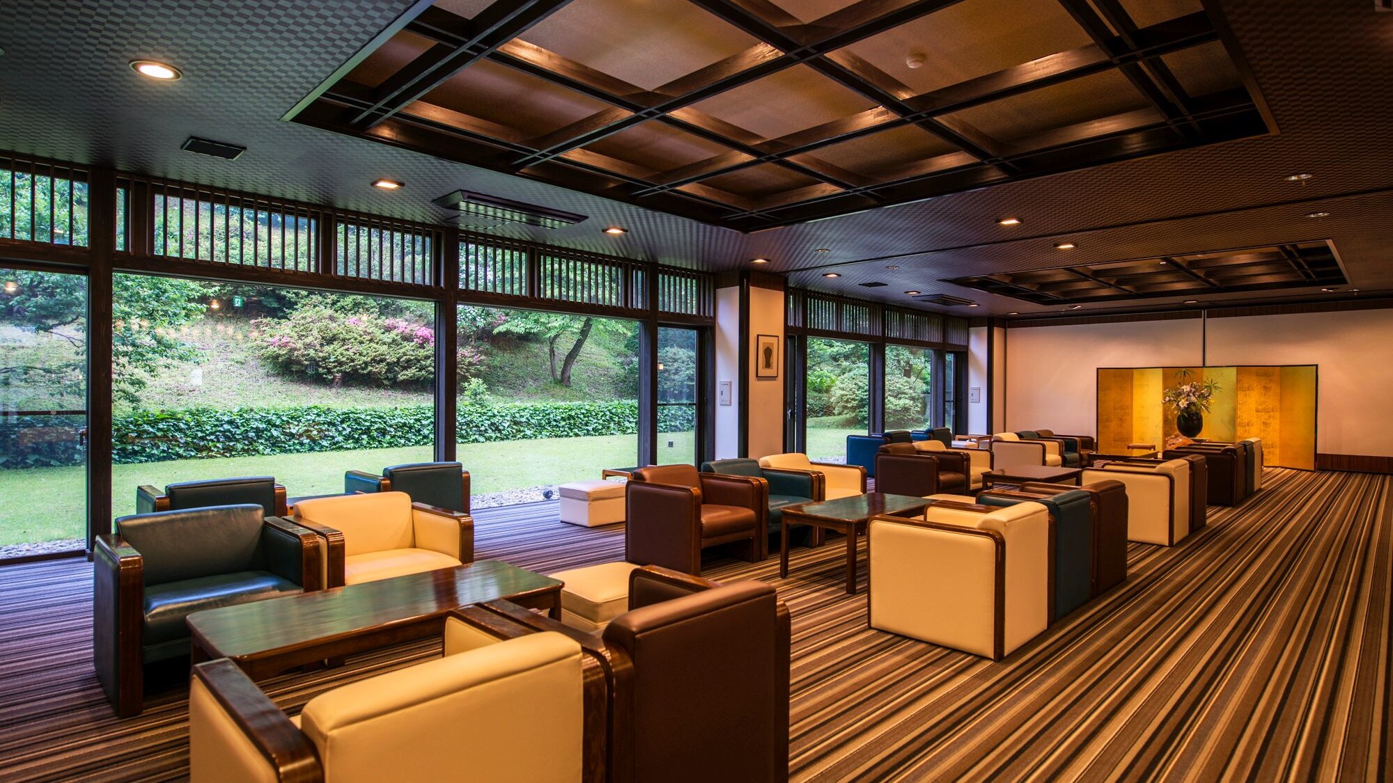 [Mountain Garden Lounge] Kuon's iconic lounge. Relax and enjoy the changing seasons.