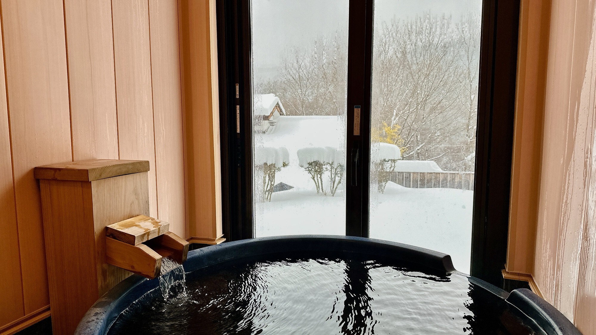 Japanese-Western room with semi-open-air bath