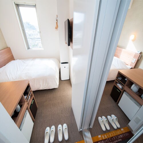 Connecting rooms (rooms connected next to each other)