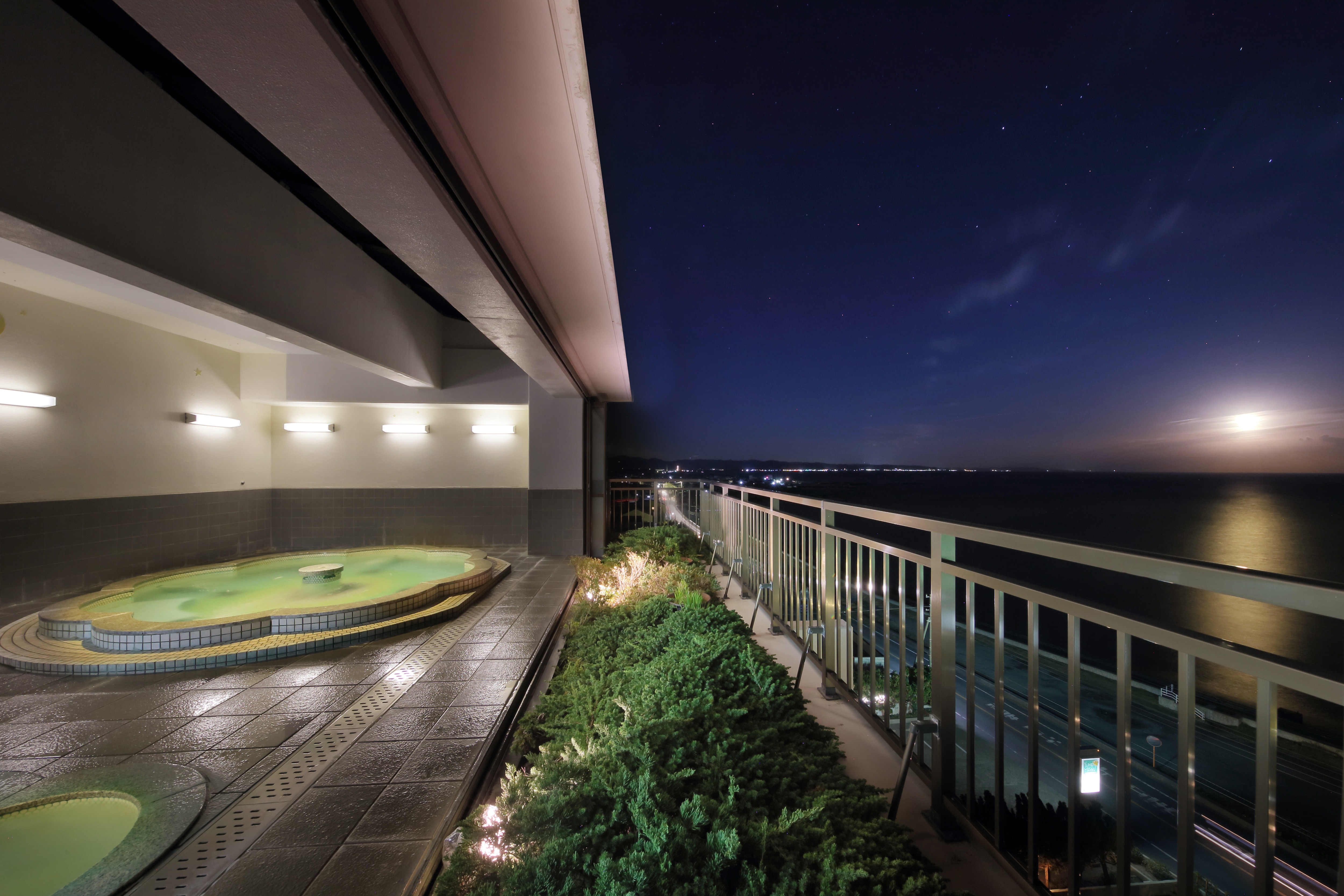 The open-air observation bath on the top floor, Kagen, creates a fantastic scene lit by the moonlight. You will be captivated by it.