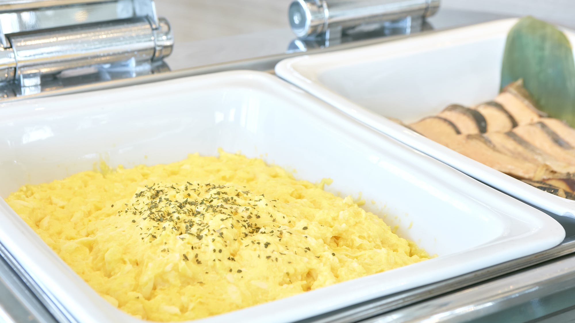 아침 뷔페 풍경 이미지