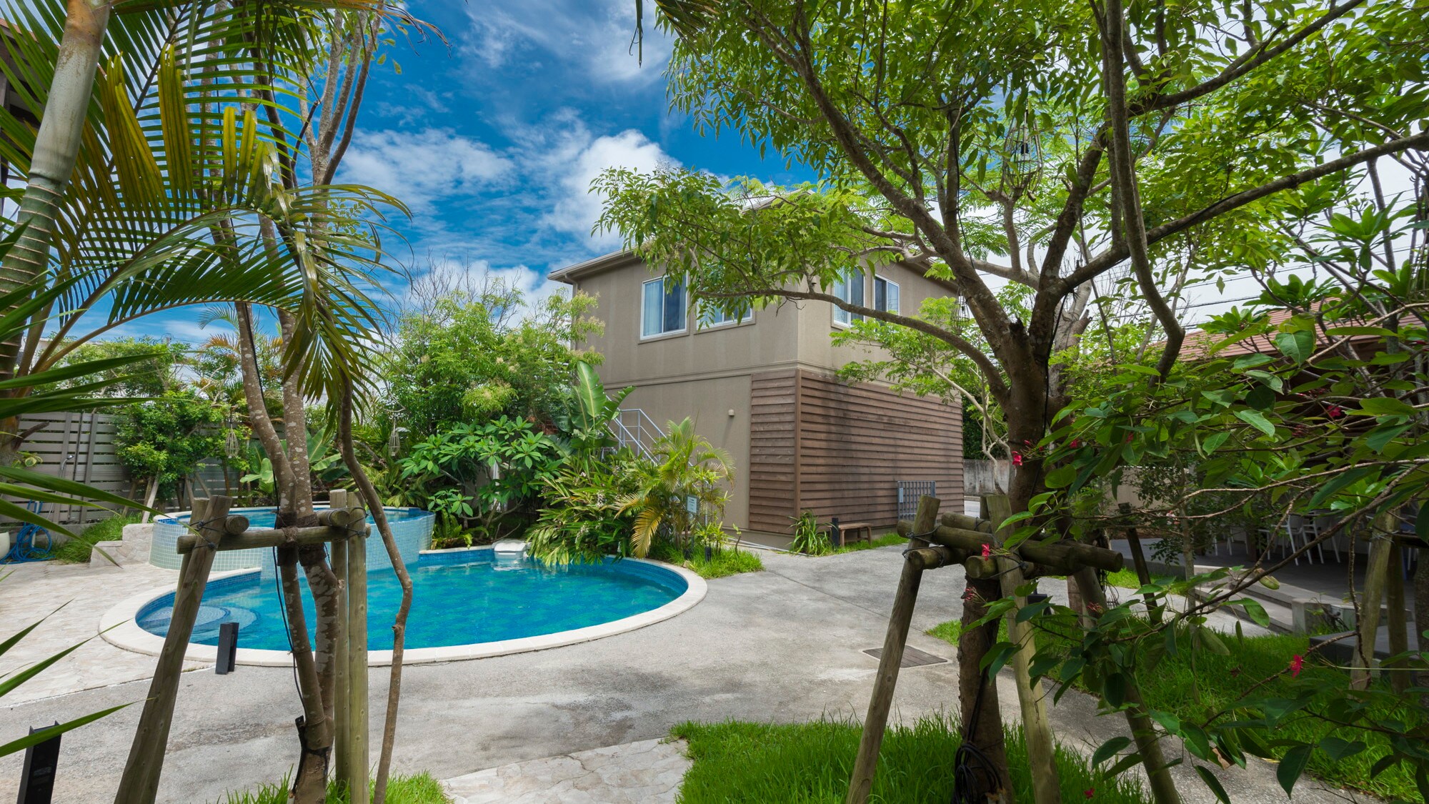 [Pool] Located in the center of all buildings, it is available for all guests to enjoy.