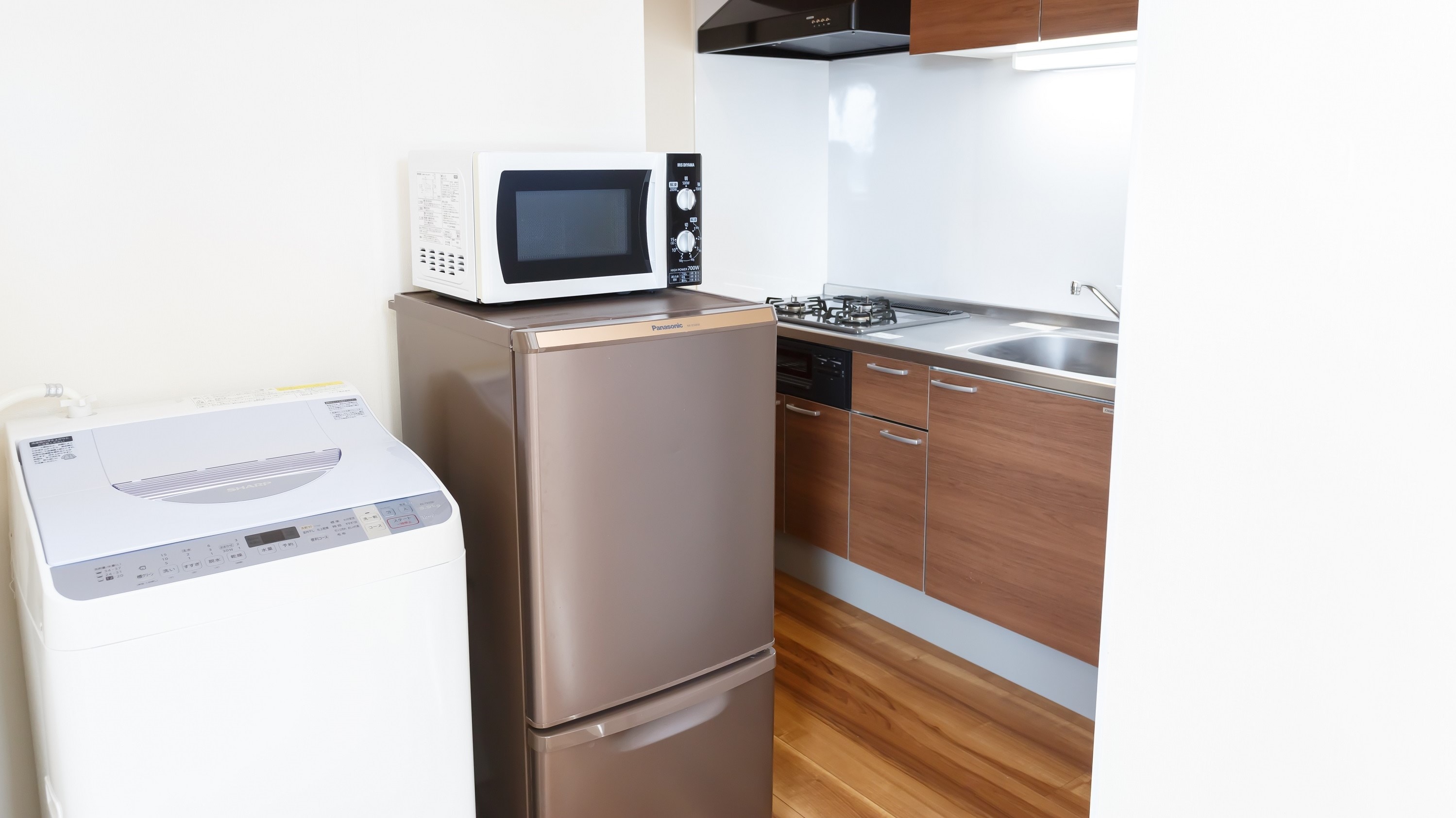 Corner twin room with kitchen, washing machine, refrigerator and microwave