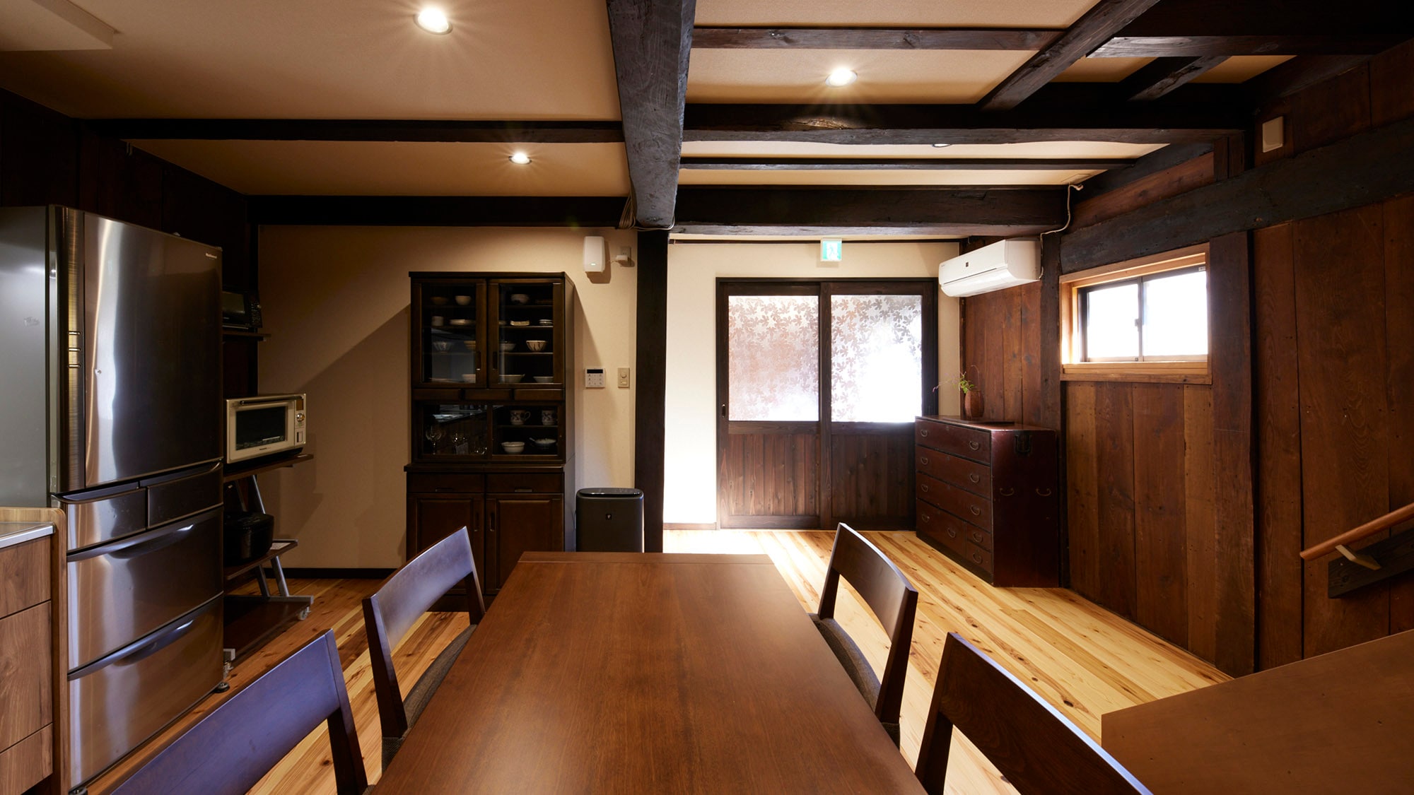 ・[Dining] A cozy room where the 80-year history of the building and the comfort of the renovation coexist.