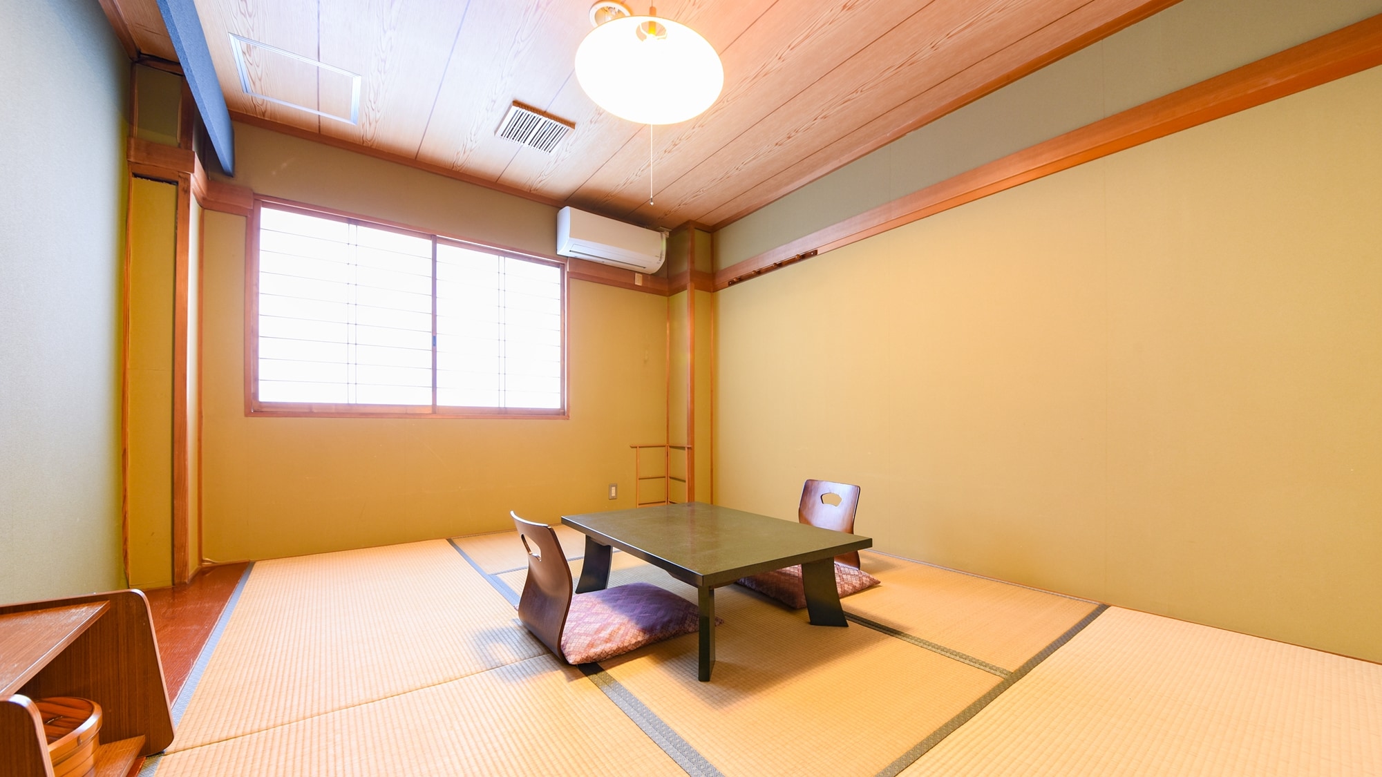 * [Capacity 2 people / example] Standard Japanese-style room. Warm light comes in.