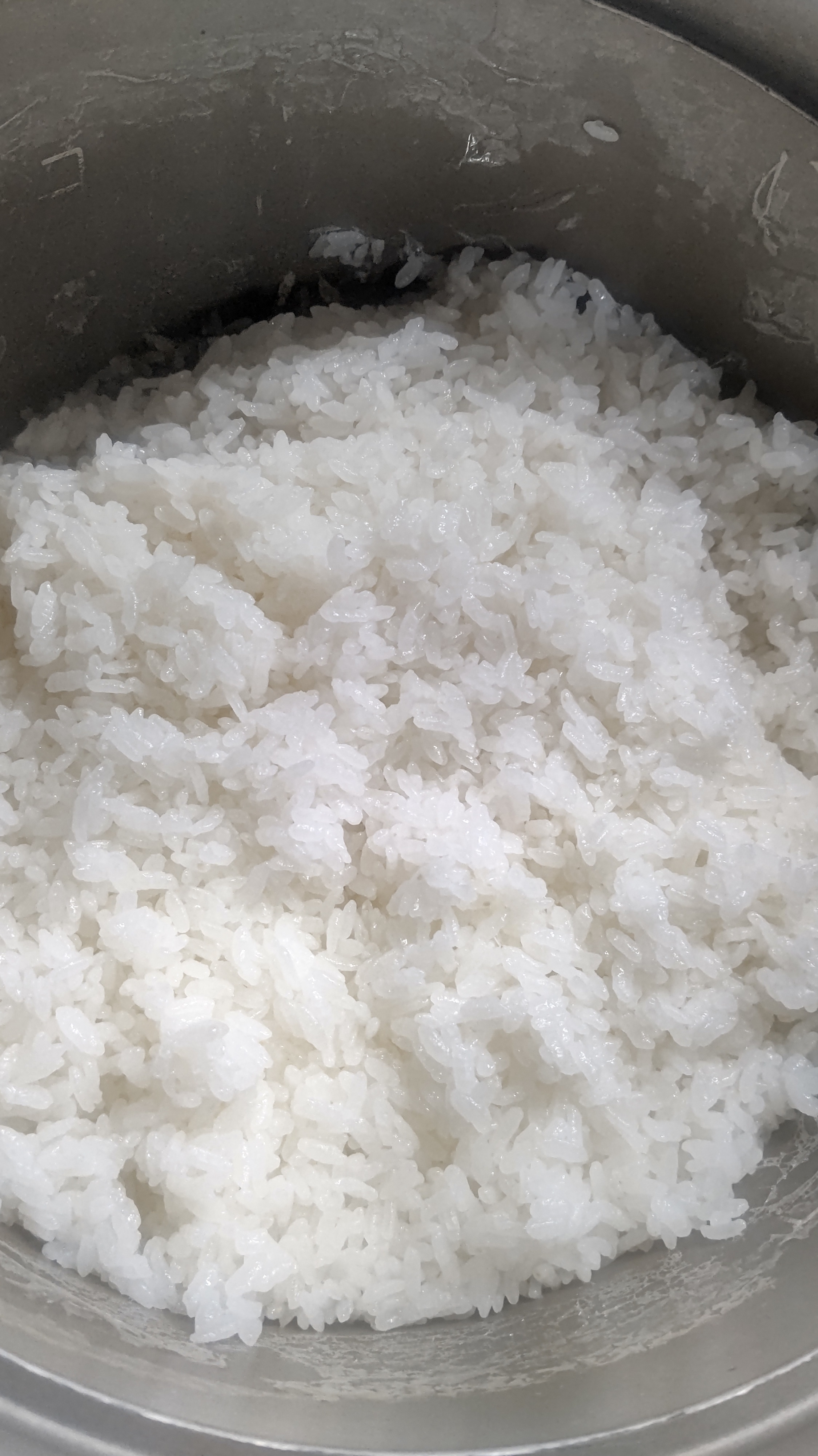 Nasi lezat dimasak dalam panci gas