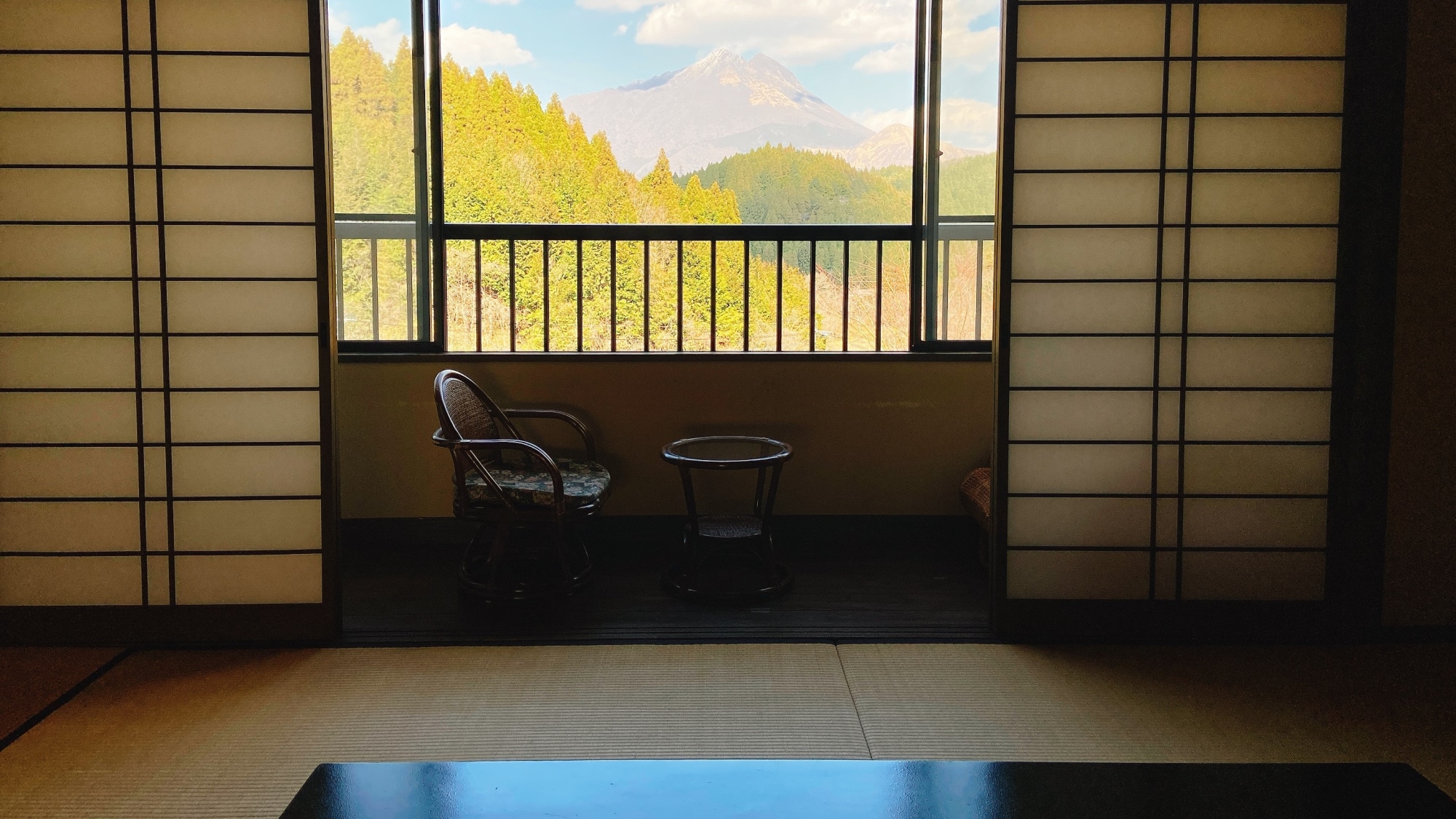 [Japanese-style room with a view] <Building No. 3> The Japanese-style room with 6 tatami mats and 10 tatami mats has a great view.