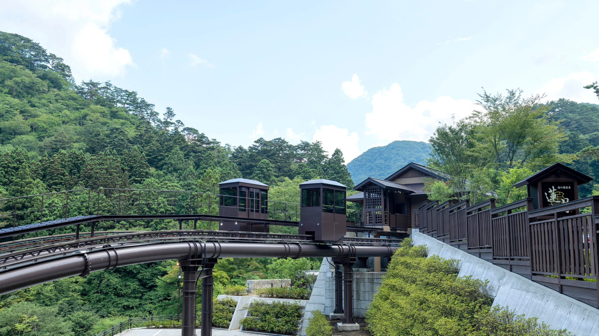 [Slope car] After completing the procedures, take the slope car to the main building.