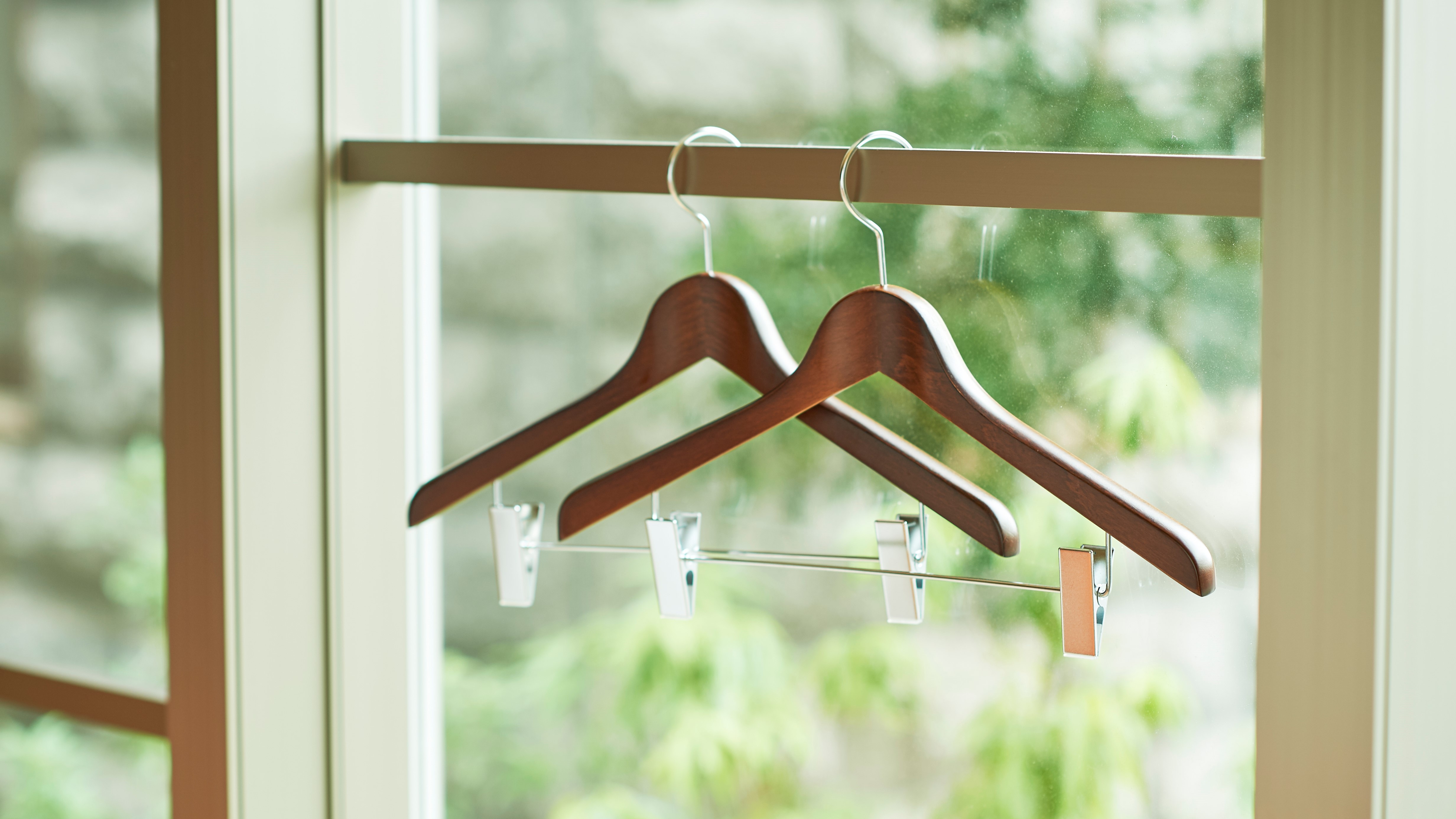 [Guest room/Equipment] You can arrange your important clothes on hangers.