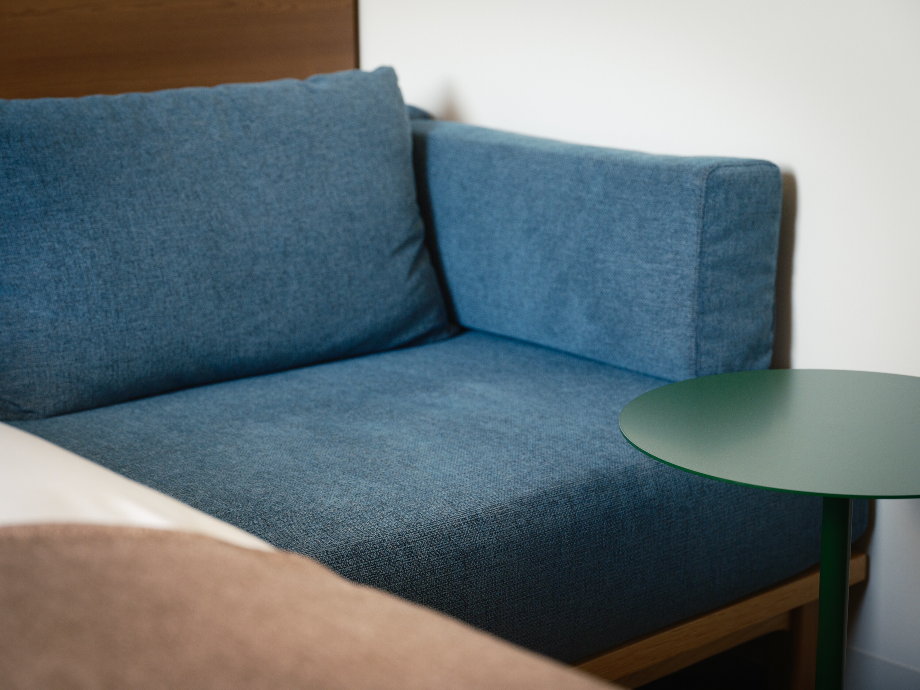 Concept Day-Dies-┃Karimoku sofa in the guest room. It's so comfortable you can sit cross-legged on it.