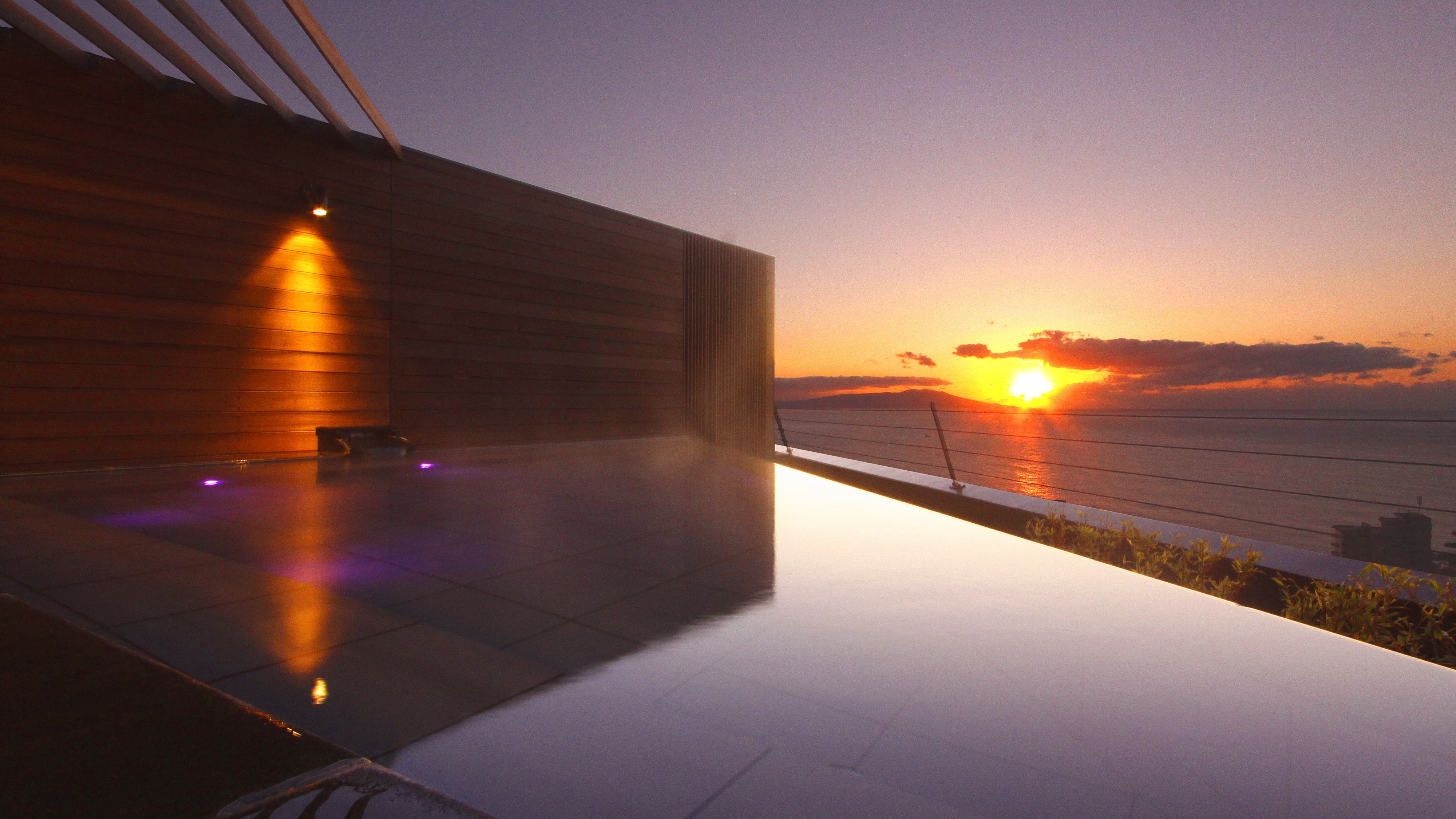 ■ 從屋頂觀景露天浴池「昆普」看到的日出（1月拍攝）