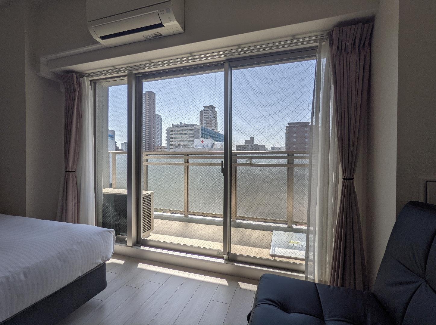 1 double bed, 2 single beds, 1 sofa bed/43~46 square meters