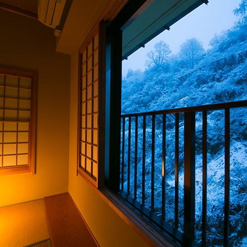 [冬景] 松野山的大自然染上了初雪。請像置身水墨世界一樣度過一段安靜的時光。