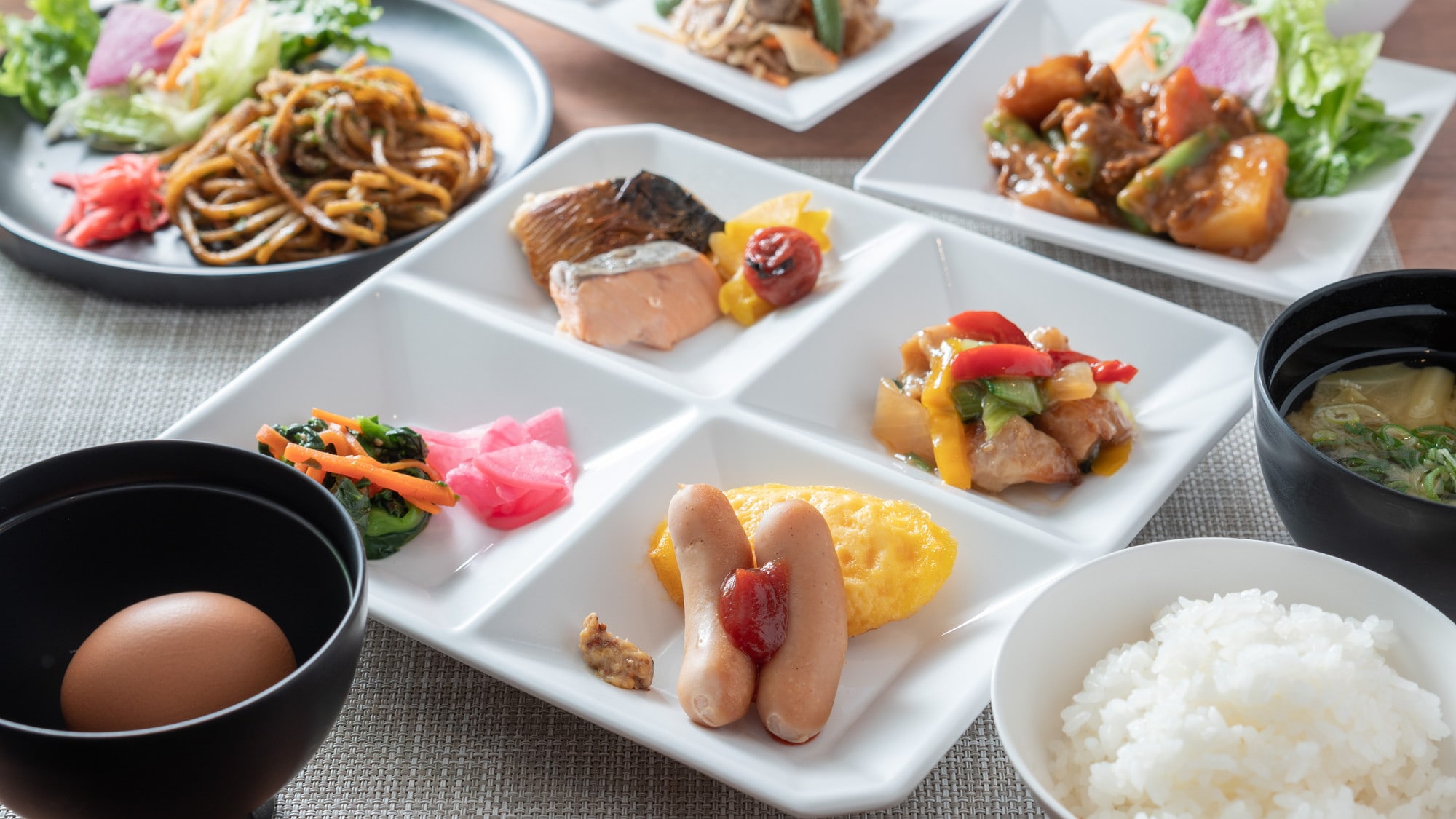 Both Japanese and Western cuisine can be enjoyed.