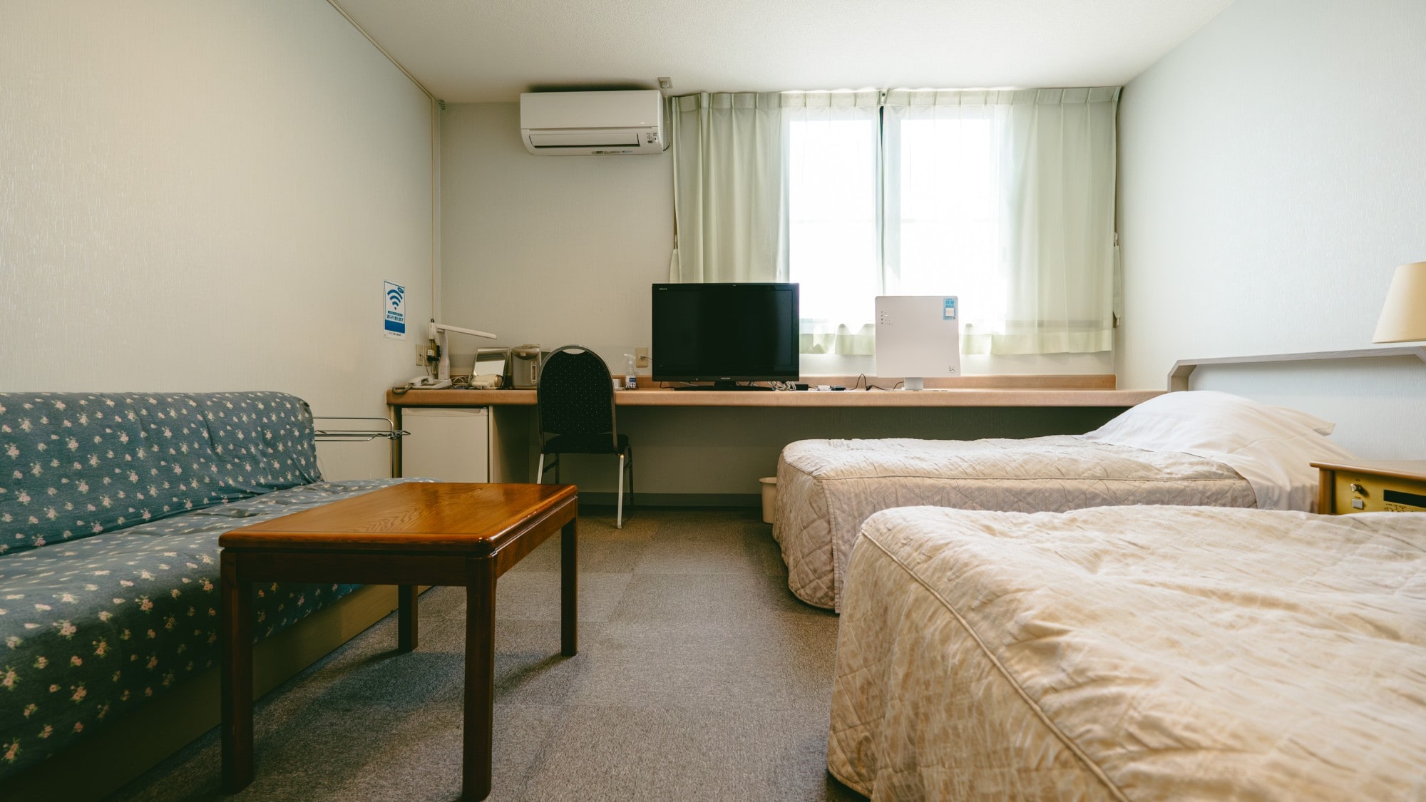 [ห้องคู่ (สูงสุด 3 ท่าน)] (ประมาณ 20 ตารางเมตร) พร้อมห้องน้ำและห้องส้วม *มีทั้งแบบสูบบุหรี่และปลอดบุหรี่