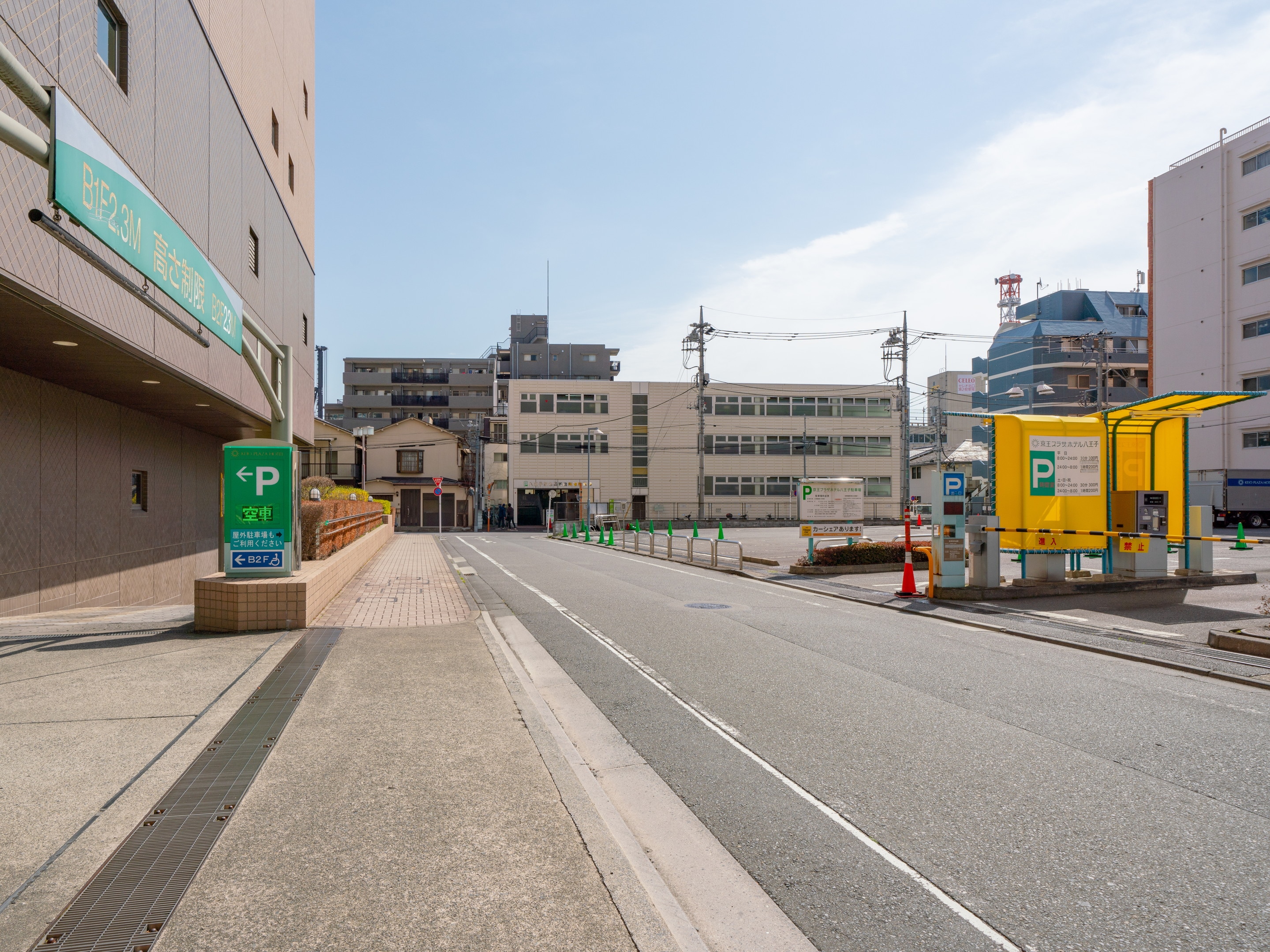 We have an underground car park with a capacity of approximately 158 cars (height restrictions apply) and an outdoor car park (no height restrictions).